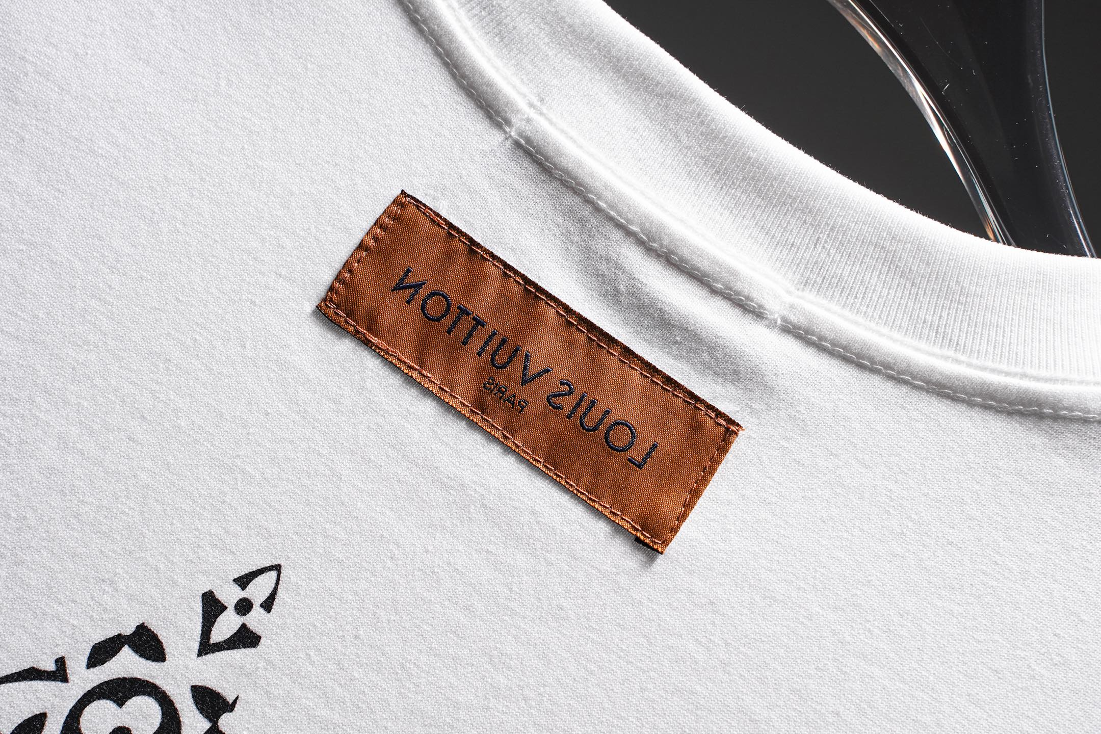 LV 一比一男款刺繡LOGO短袖T恤 白色高級百搭款| 7 LV 一比一男款刺繡LOGO短袖T恤 白色高級百搭款
