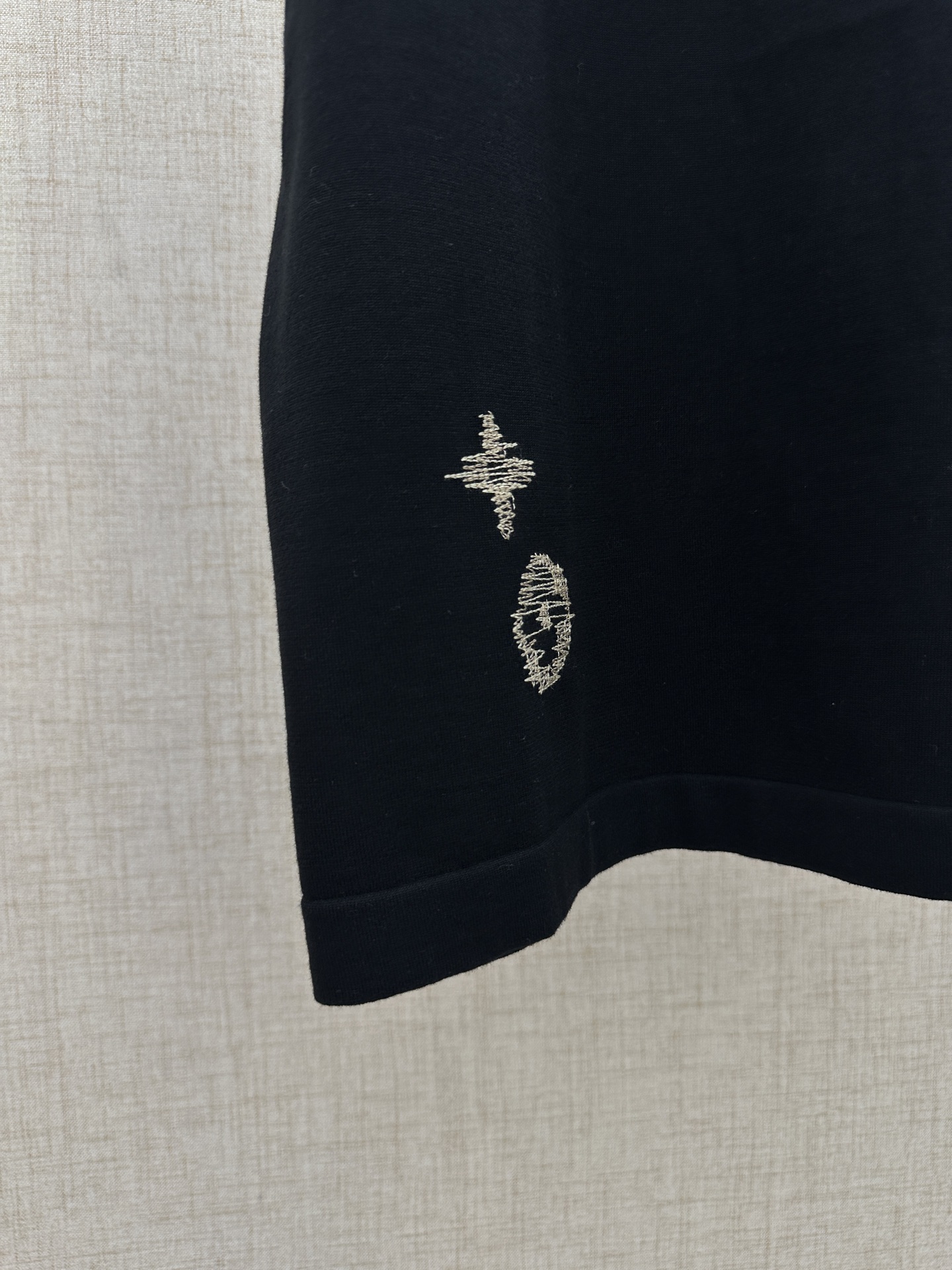 LV高仿男款針織刺繡短袖T恤 黑色精品潮流款| 10 LV高仿男款針織刺繡短袖T恤 黑色精品潮流款