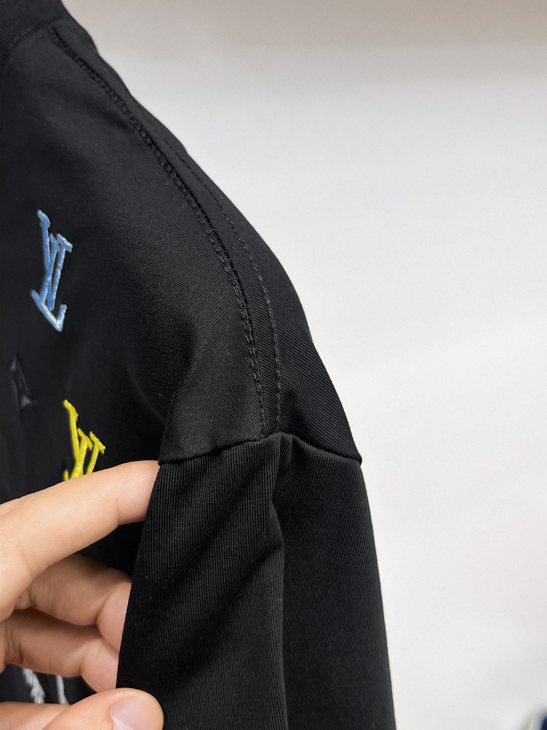 LV A貨簡約刺繡Logo短袖T恤百搭潮流款| 9 LV A貨簡約刺繡Logo短袖T恤百搭潮流款