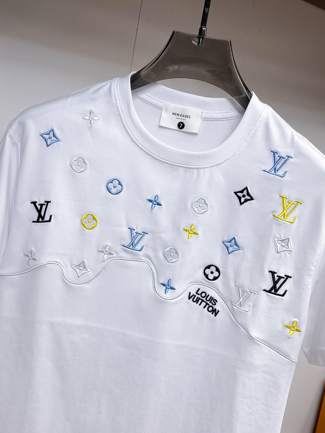 LV 原單滿版彩色刺繡短袖T恤 白色清爽百搭款| 12 LV 原單滿版彩色刺繡短袖T恤 白色清爽百搭款