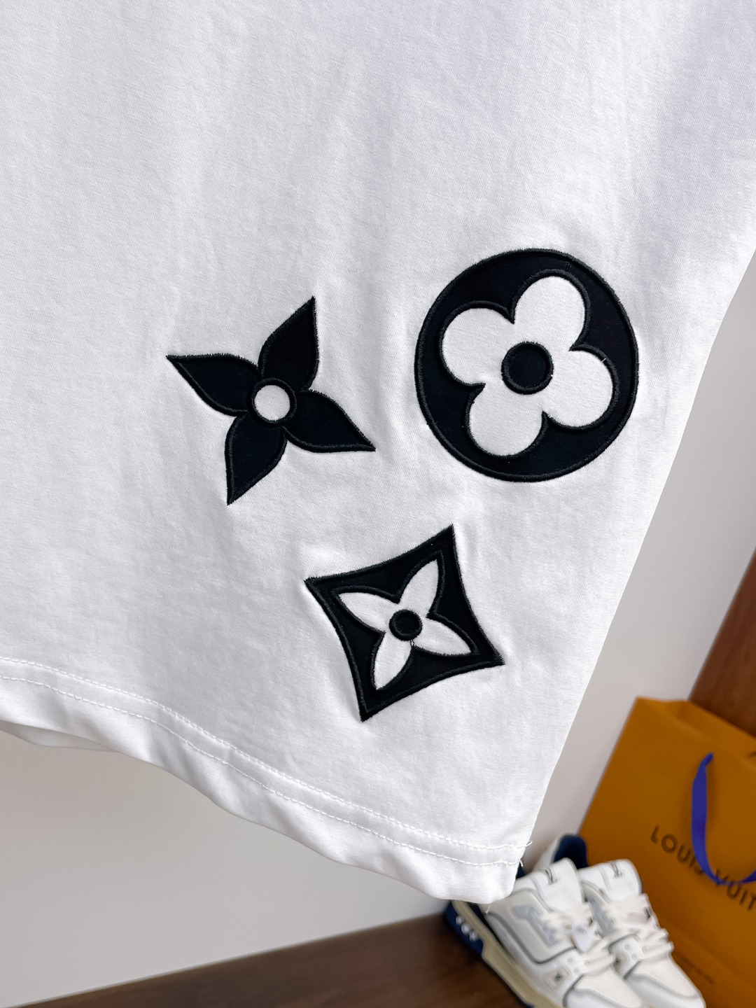 LV原單滿版Monogram刺繡短袖T恤時尚潮流款| 7 LV原單滿版Monogram刺繡短袖T恤時尚潮流款