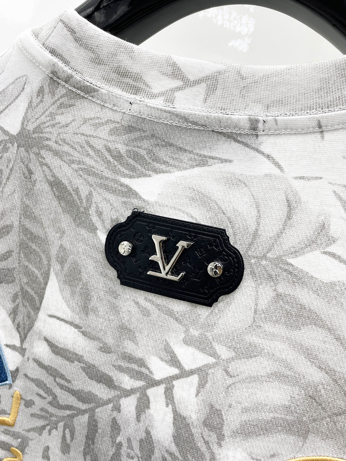 LV 一比一灰色植物印花短袖T恤 輕奢休閒款| 15 LV 一比一灰色植物印花短袖T恤 輕奢休閒款