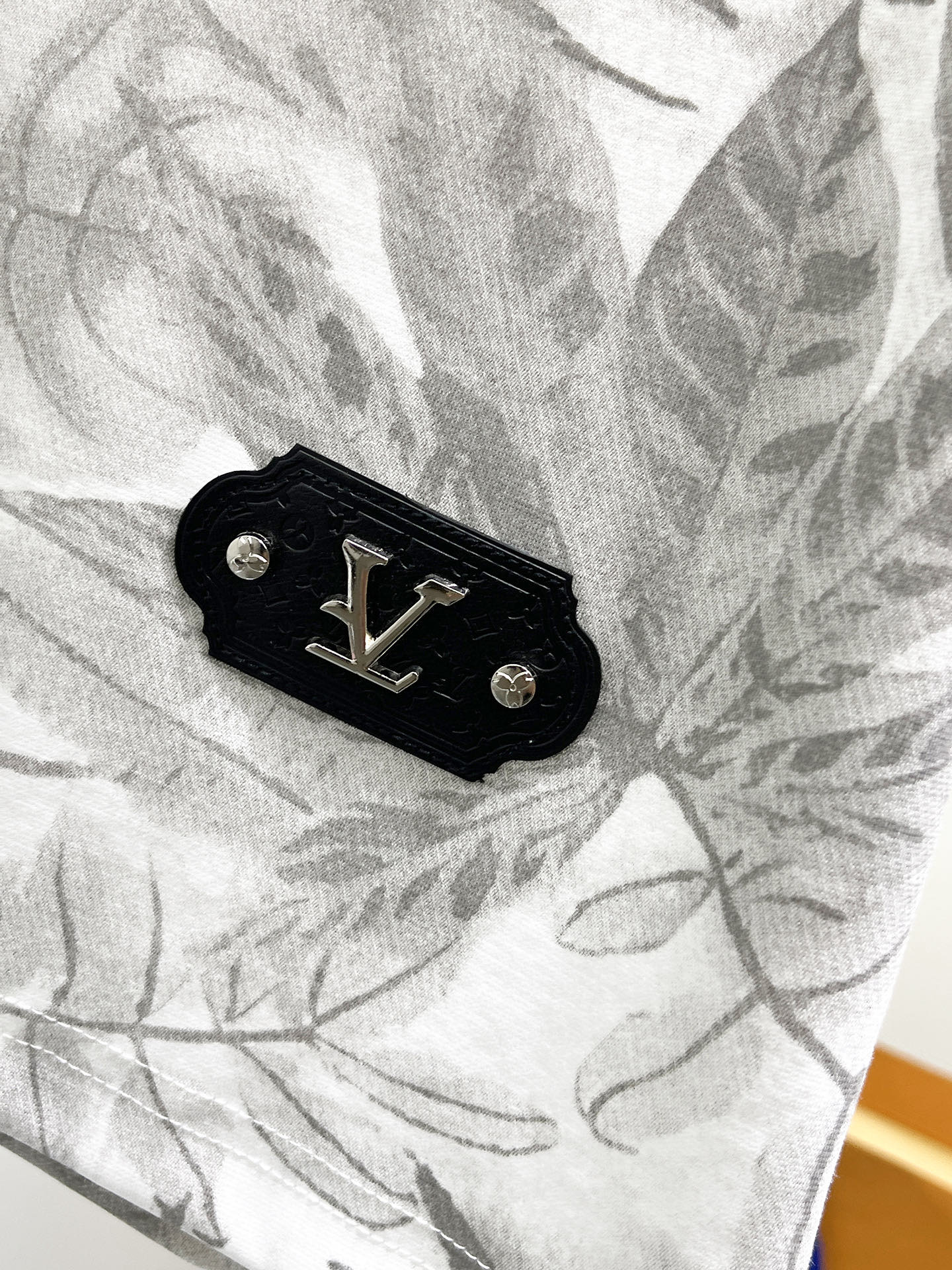 LV 一比一灰色植物印花短袖T恤 輕奢休閒款| 9 LV 一比一灰色植物印花短袖T恤 輕奢休閒款
