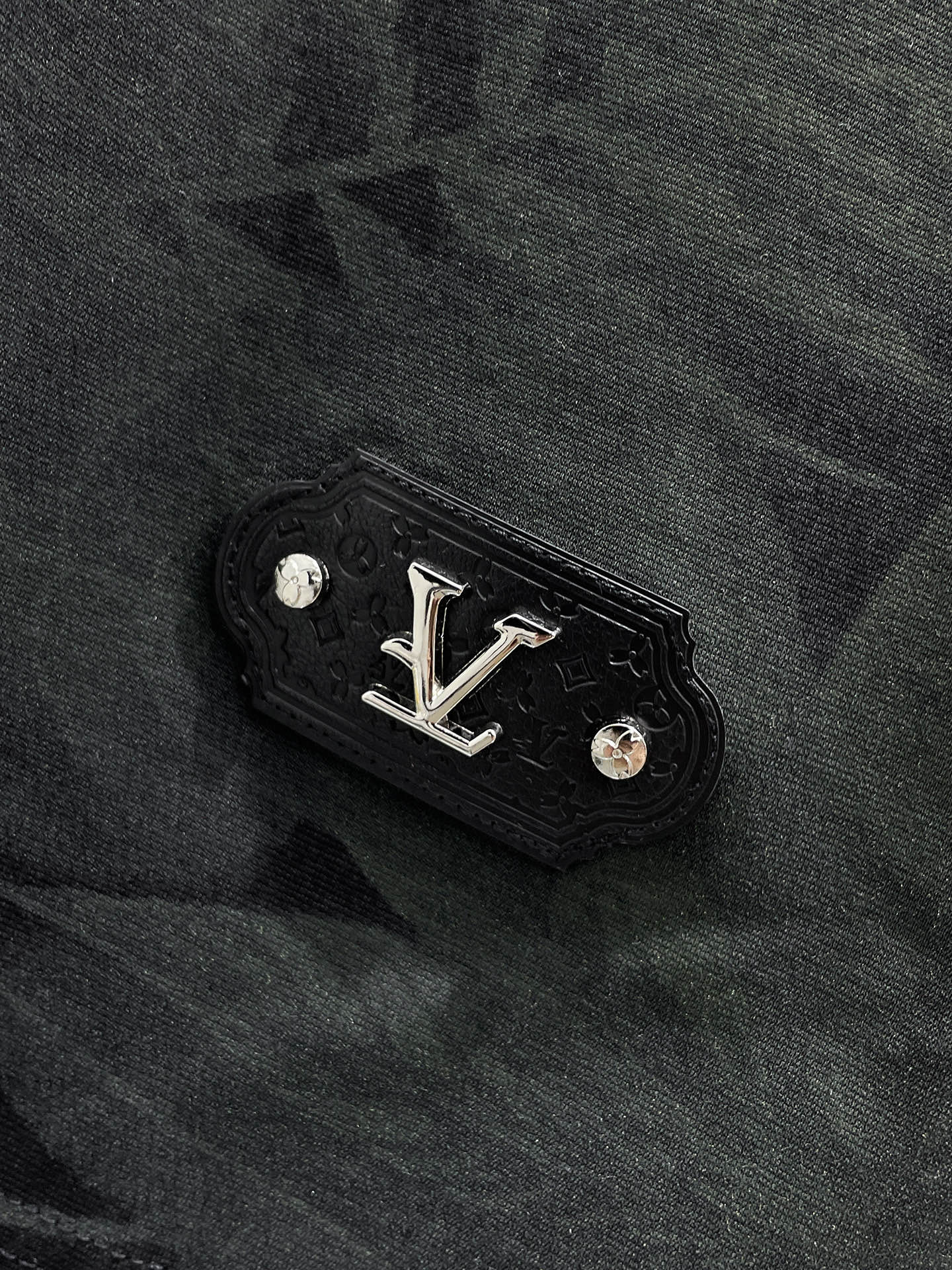 LV 原單大LOGO刺繡短袖T恤 黑色簡約百搭款| 15 LV 原單大LOGO刺繡短袖T恤 黑色簡約百搭款