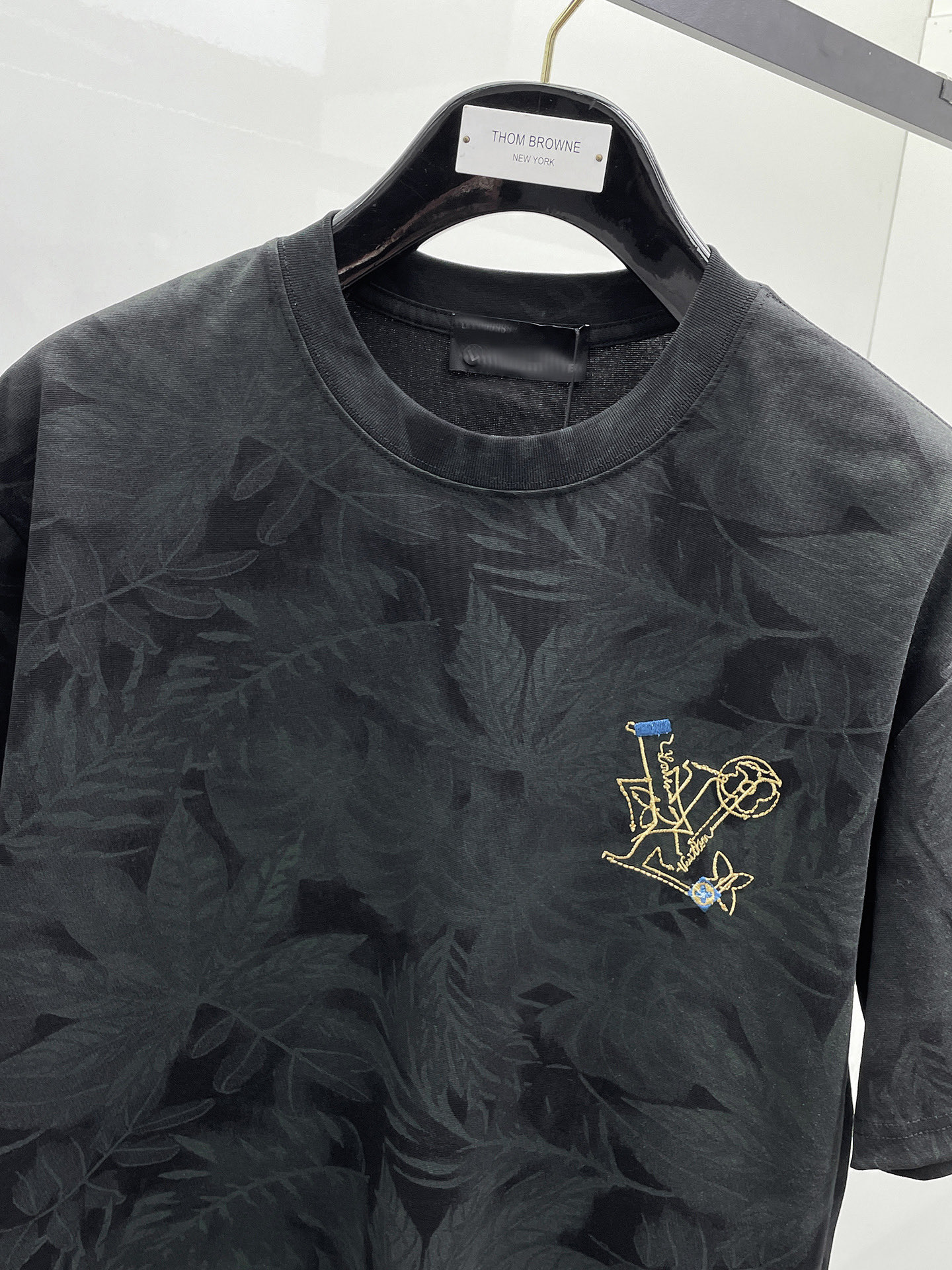 LV 原單大LOGO刺繡短袖T恤 黑色簡約百搭款| 13 LV 原單大LOGO刺繡短袖T恤 黑色簡約百搭款