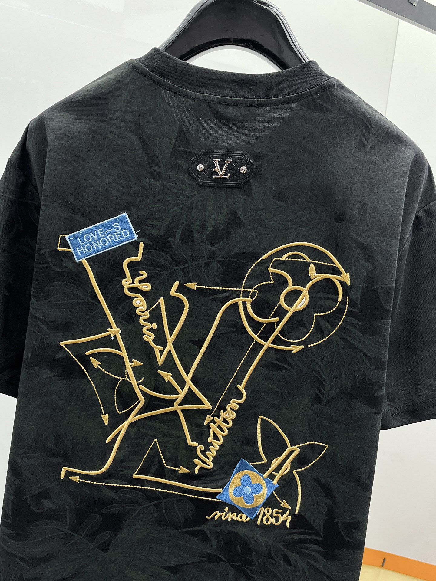 LV 原單大LOGO刺繡短袖T恤 黑色簡約百搭款| 10 LV 原單大LOGO刺繡短袖T恤 黑色簡約百搭款