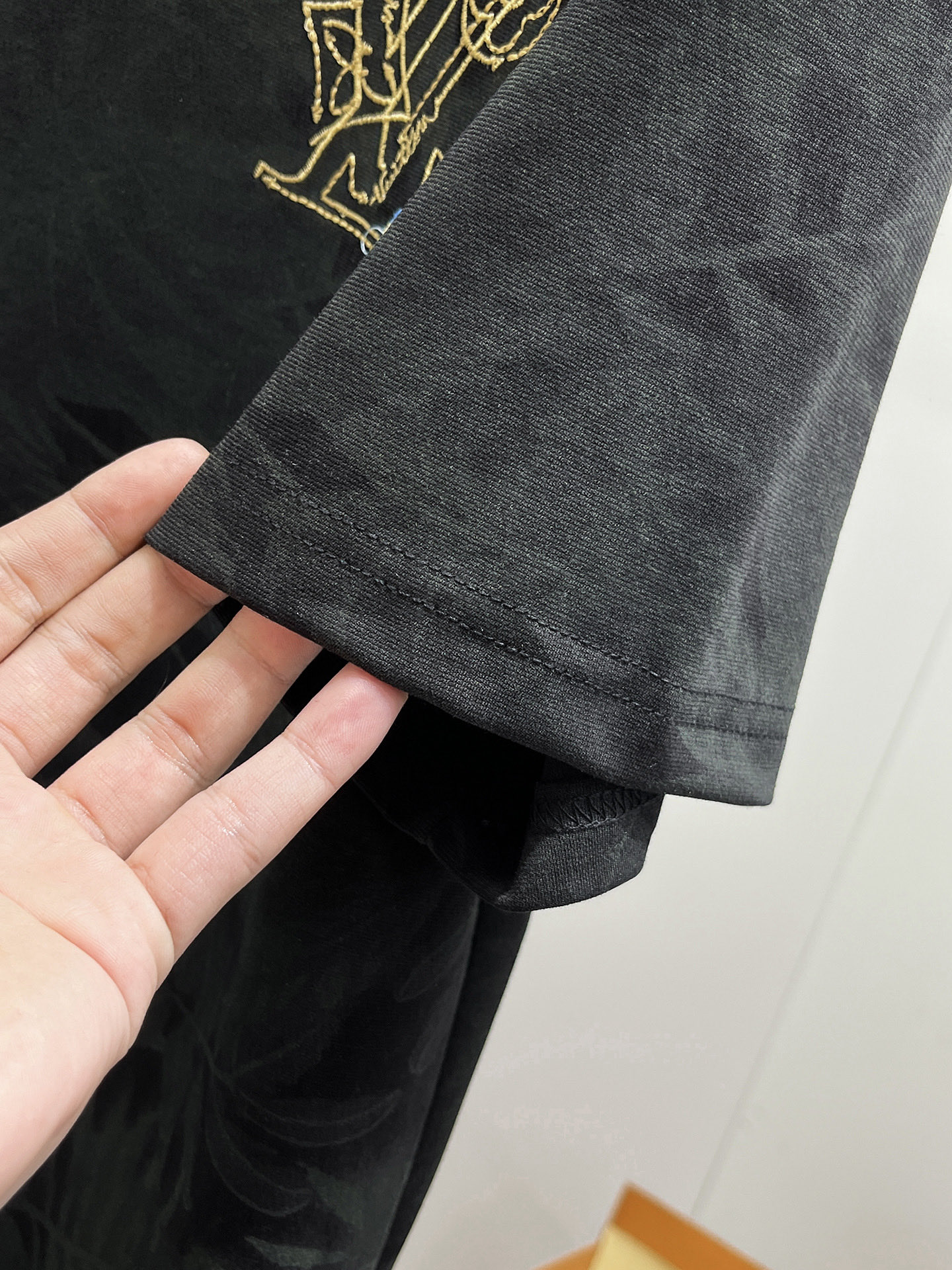 LV 原單大LOGO刺繡短袖T恤 黑色簡約百搭款| 8 LV 原單大LOGO刺繡短袖T恤 黑色簡約百搭款