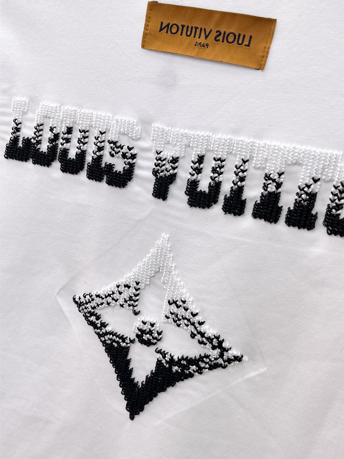 LV 原單男款漸層LOGO刺繡短袖T恤 白色簡約款| 15 LV 原單男款漸層LOGO刺繡短袖T恤 白色簡約款