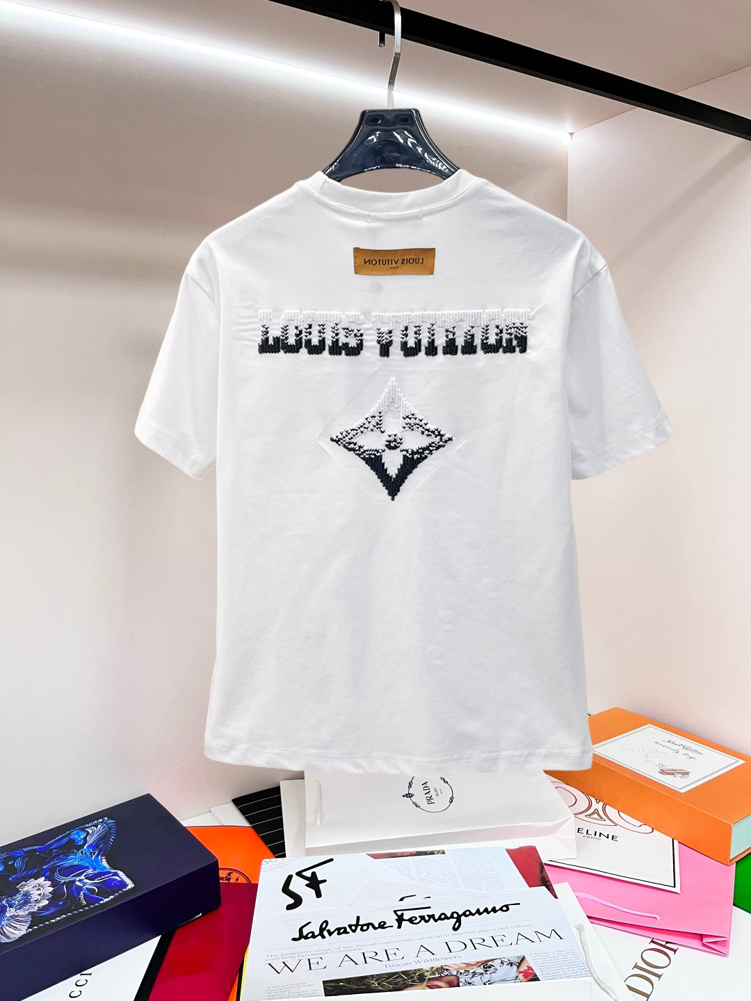 LV 原單男款漸層LOGO刺繡短袖T恤 白色簡約款| 14 LV 原單男款漸層LOGO刺繡短袖T恤 白色簡約款
