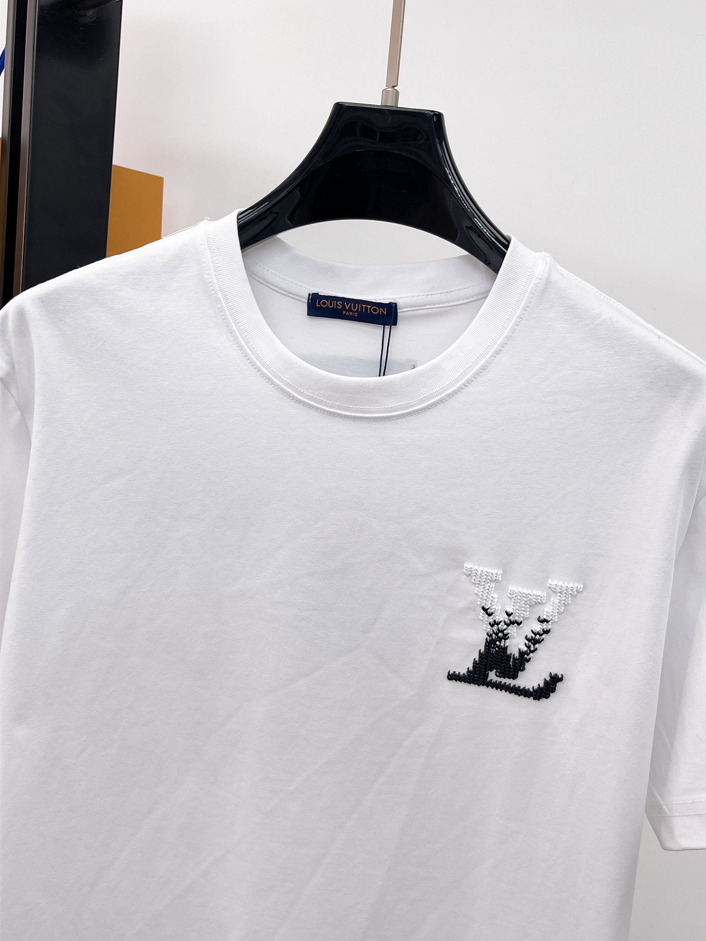 LV 原單男款漸層LOGO刺繡短袖T恤 白色簡約款| 13 LV 原單男款漸層LOGO刺繡短袖T恤 白色簡約款