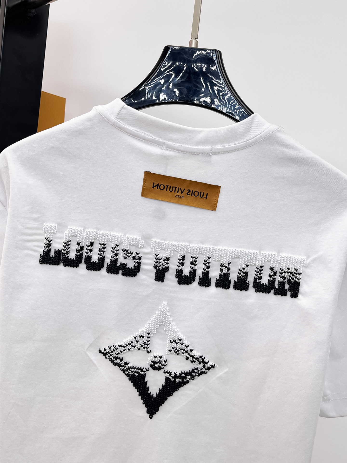 LV 原單男款漸層LOGO刺繡短袖T恤 白色簡約款| 12 LV 原單男款漸層LOGO刺繡短袖T恤 白色簡約款