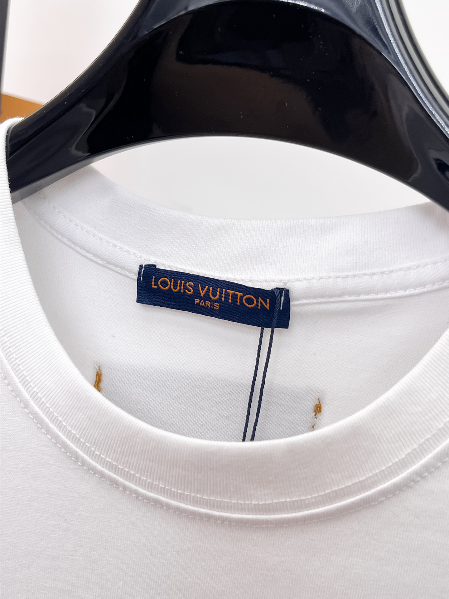 LV 原單男款漸層LOGO刺繡短袖T恤 白色簡約款| 11 LV 原單男款漸層LOGO刺繡短袖T恤 白色簡約款