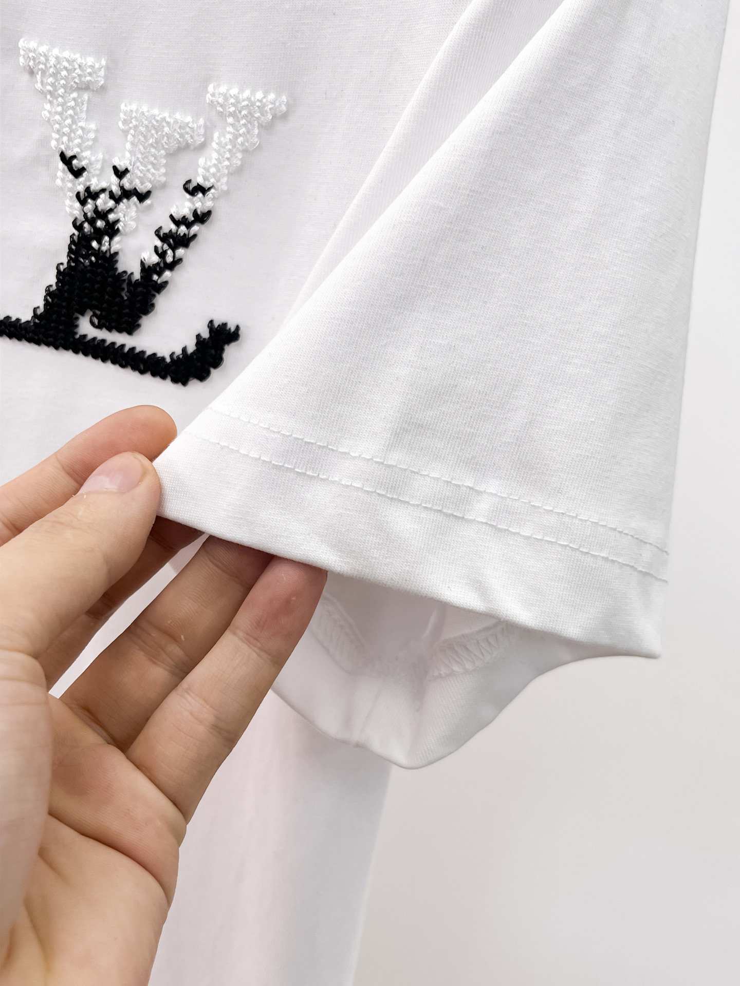 LV 原單男款漸層LOGO刺繡短袖T恤 白色簡約款| 10 LV 原單男款漸層LOGO刺繡短袖T恤 白色簡約款