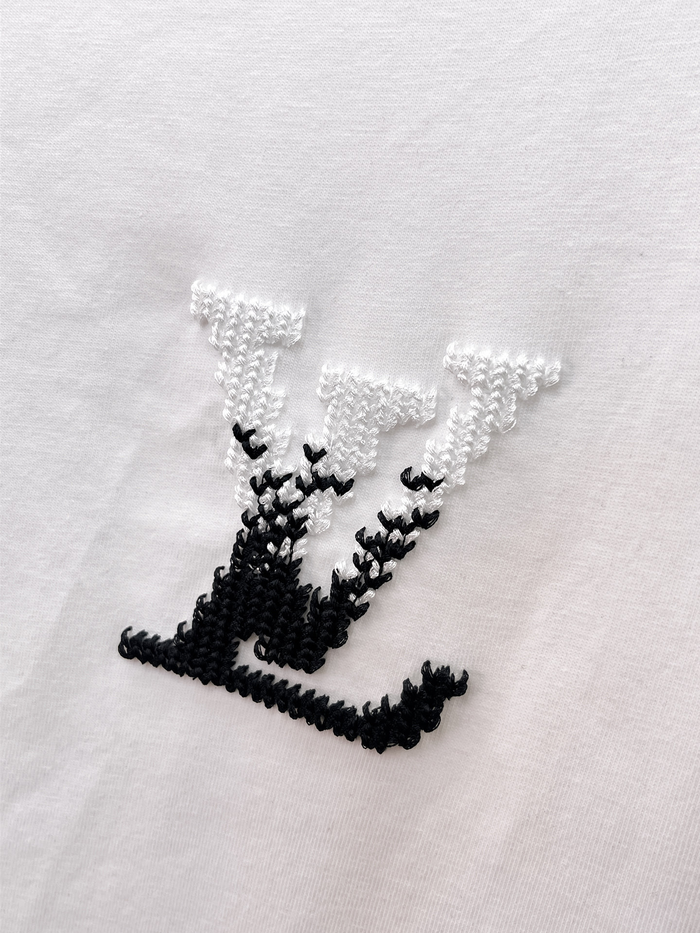LV 原單男款漸層LOGO刺繡短袖T恤 白色簡約款| 9 LV 原單男款漸層LOGO刺繡短袖T恤 白色簡約款