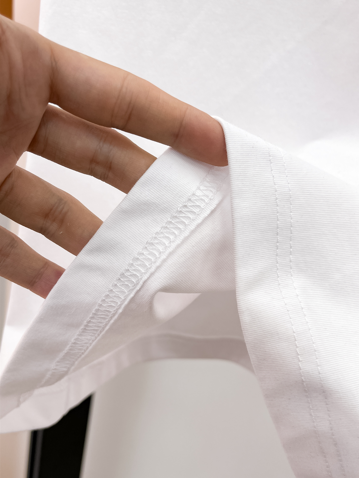 LV 原單男款漸層LOGO刺繡短袖T恤 白色簡約款| 8 LV 原單男款漸層LOGO刺繡短袖T恤 白色簡約款
