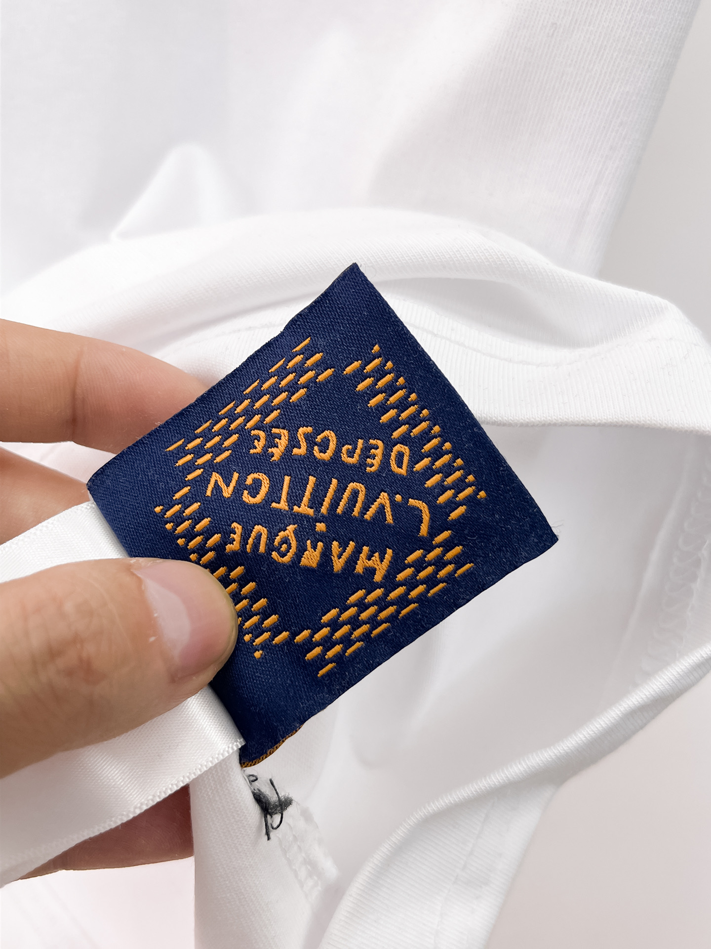 LV 原單男款漸層LOGO刺繡短袖T恤 白色簡約款| 7 LV 原單男款漸層LOGO刺繡短袖T恤 白色簡約款