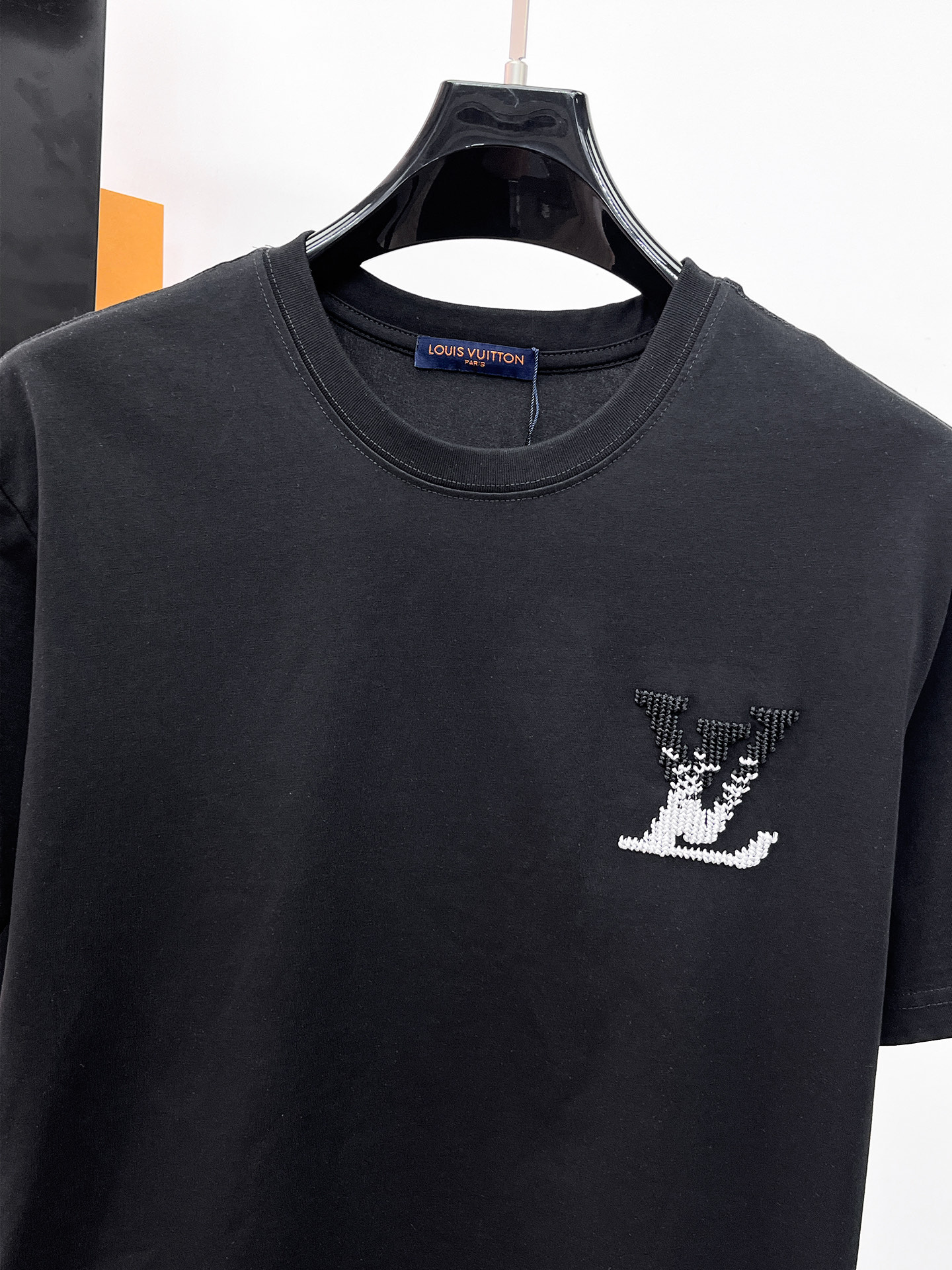 LV A貨男款漸層LOGO刺繡短袖T恤 黑色低調款| 13 LV A貨男款漸層LOGO刺繡短袖T恤 黑色低調款