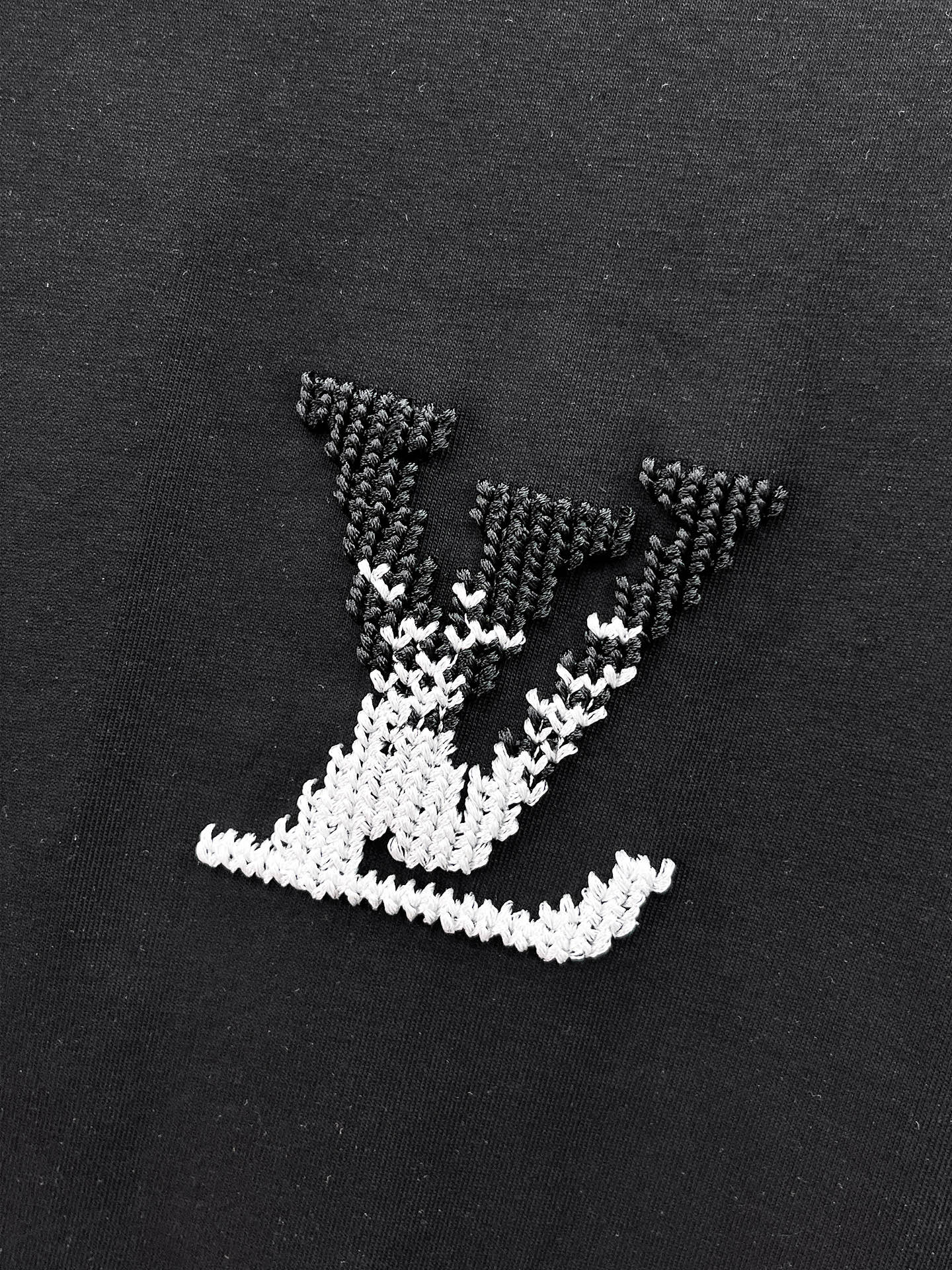 LV A貨男款漸層LOGO刺繡短袖T恤 黑色低調款| 10 LV A貨男款漸層LOGO刺繡短袖T恤 黑色低調款