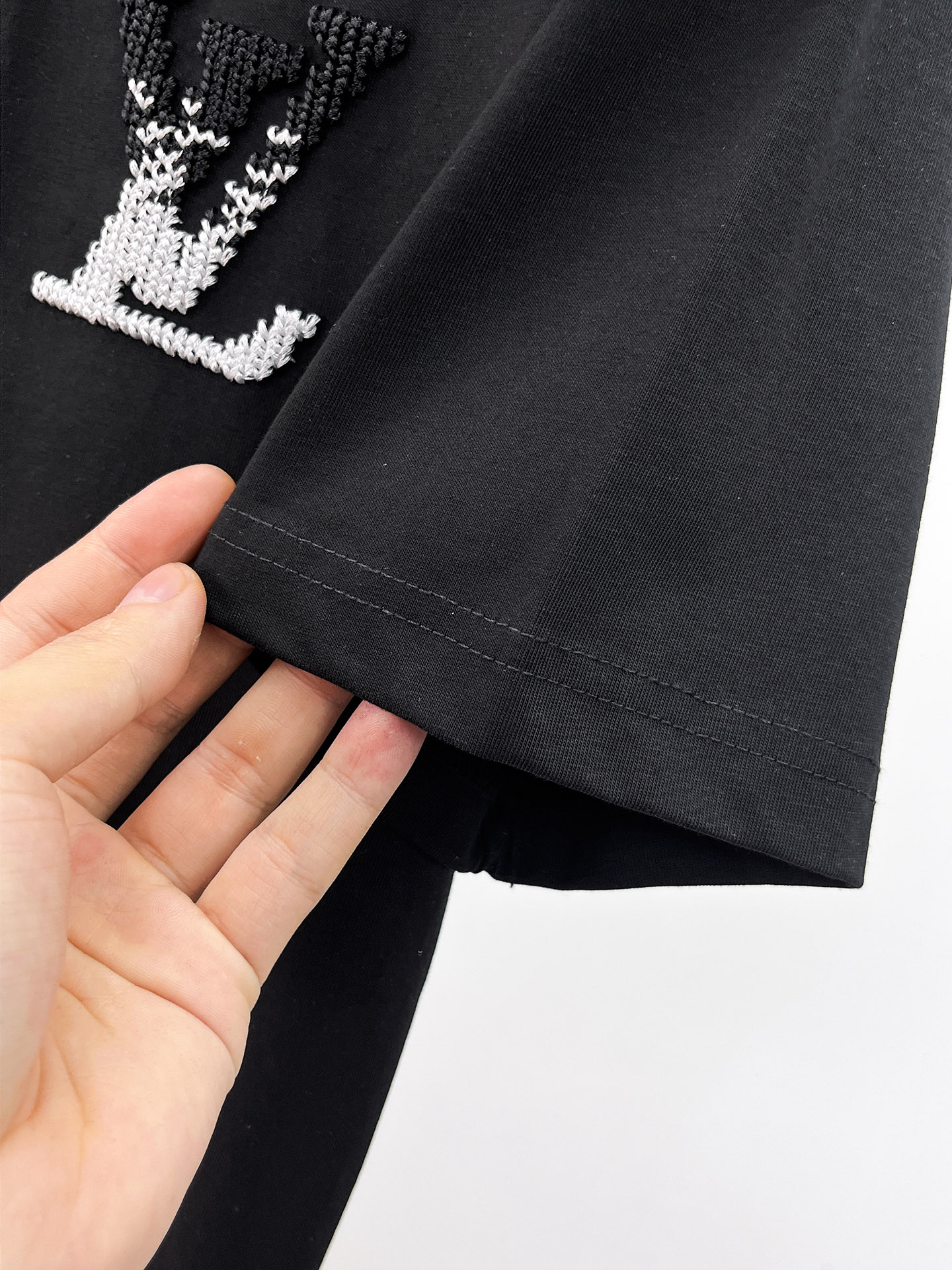LV A貨男款漸層LOGO刺繡短袖T恤 黑色低調款| 9 LV A貨男款漸層LOGO刺繡短袖T恤 黑色低調款