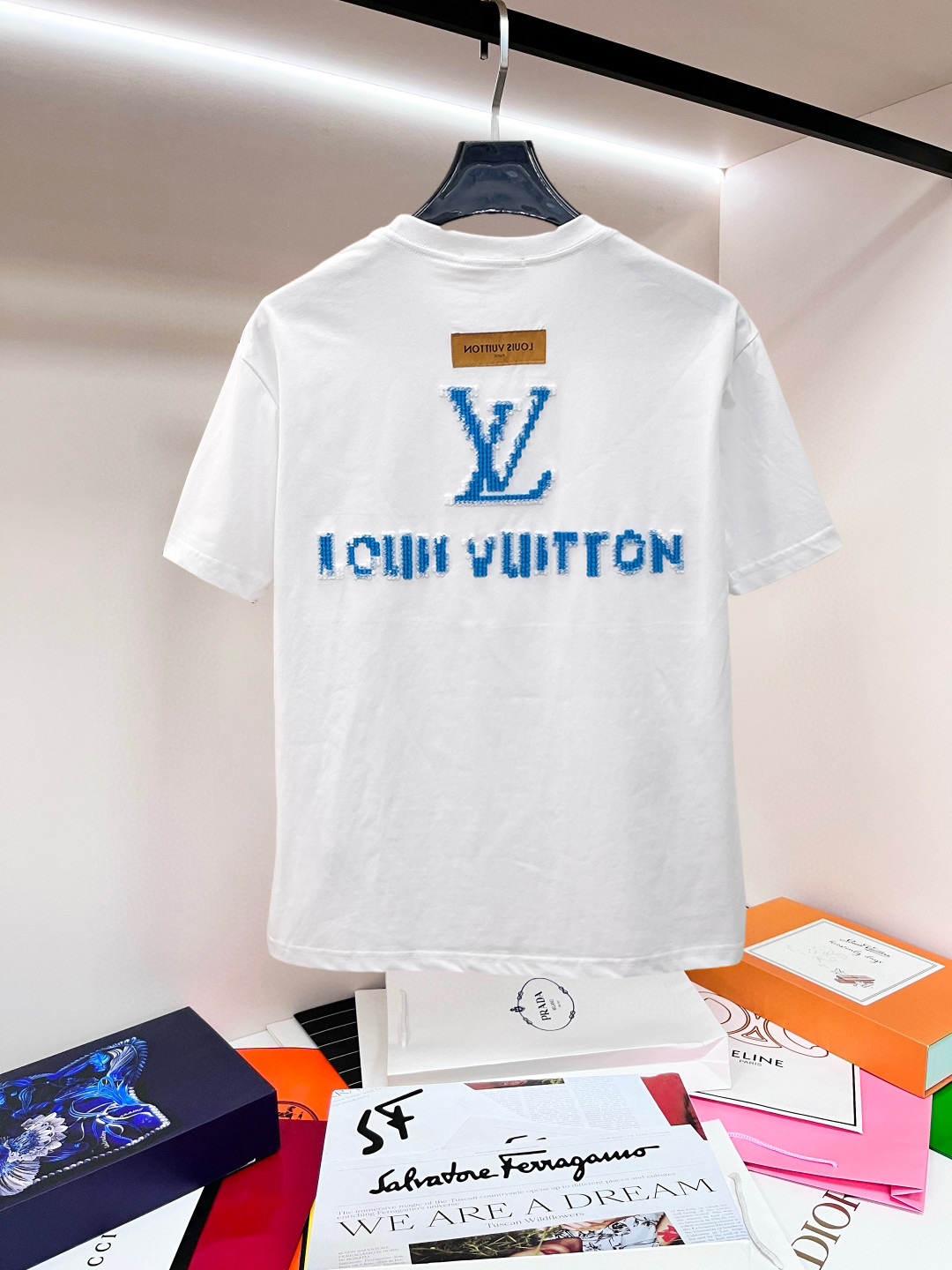 LV 高仿男款藍色LOGO刺繡短袖T恤 白色清爽款| 14 LV 高仿男款藍色LOGO刺繡短袖T恤 白色清爽款