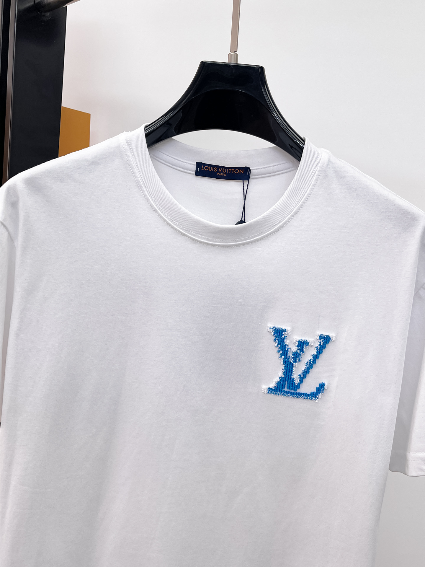 LV 高仿男款藍色LOGO刺繡短袖T恤 白色清爽款| 13 LV 高仿男款藍色LOGO刺繡短袖T恤 白色清爽款