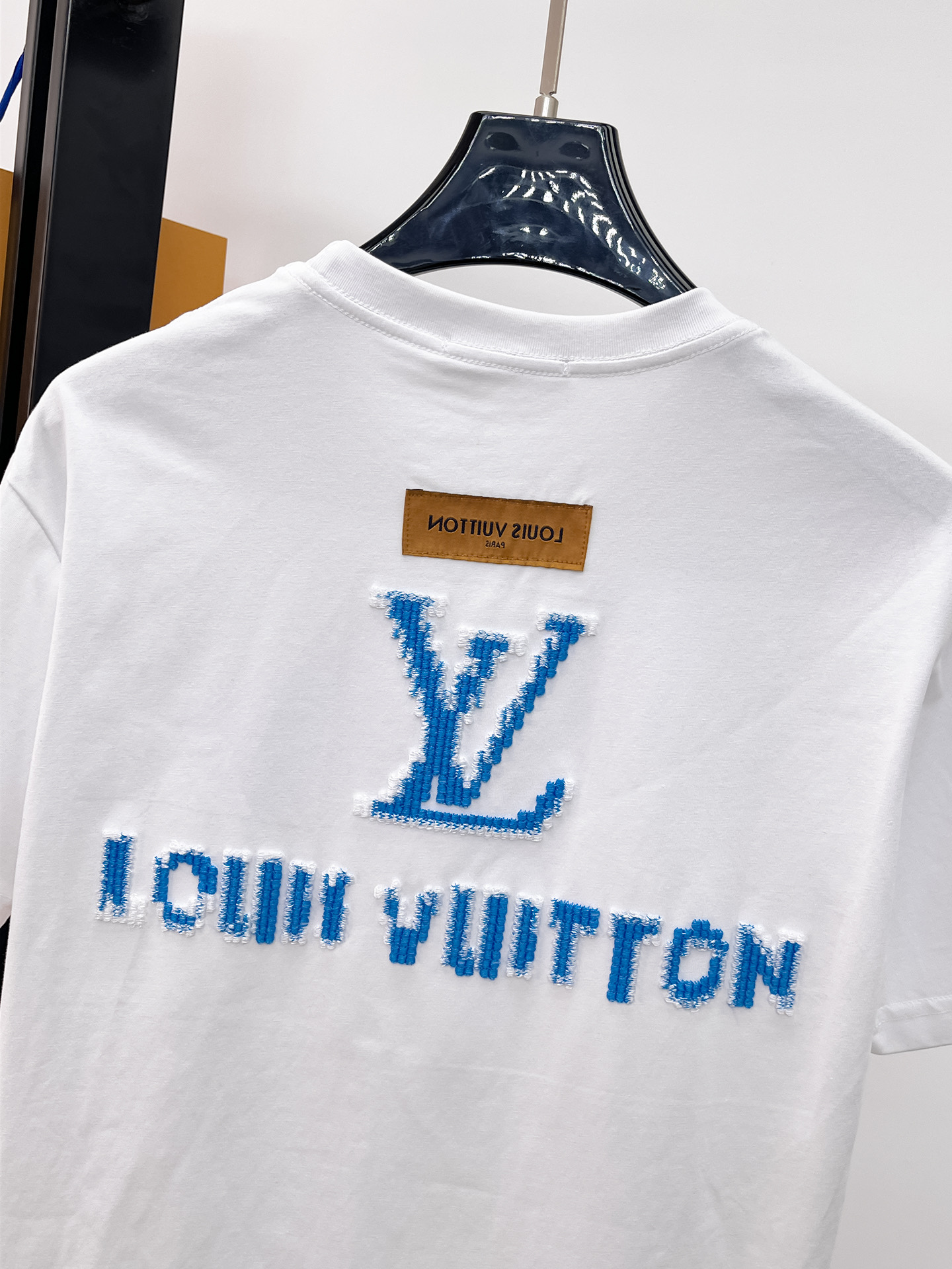 LV 高仿男款藍色LOGO刺繡短袖T恤 白色清爽款| 12 LV 高仿男款藍色LOGO刺繡短袖T恤 白色清爽款