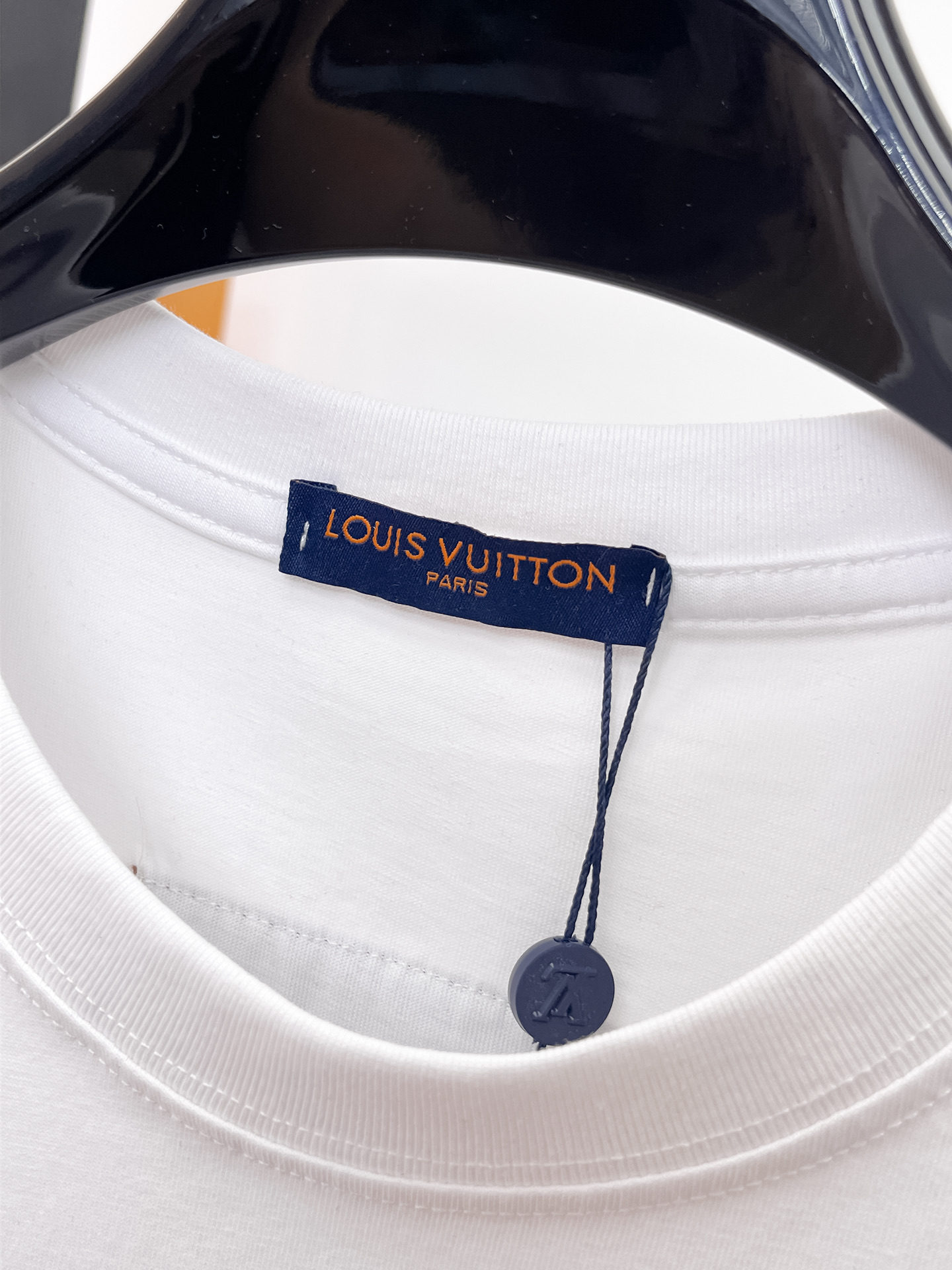 LV 高仿男款藍色LOGO刺繡短袖T恤 白色清爽款| 11 LV 高仿男款藍色LOGO刺繡短袖T恤 白色清爽款