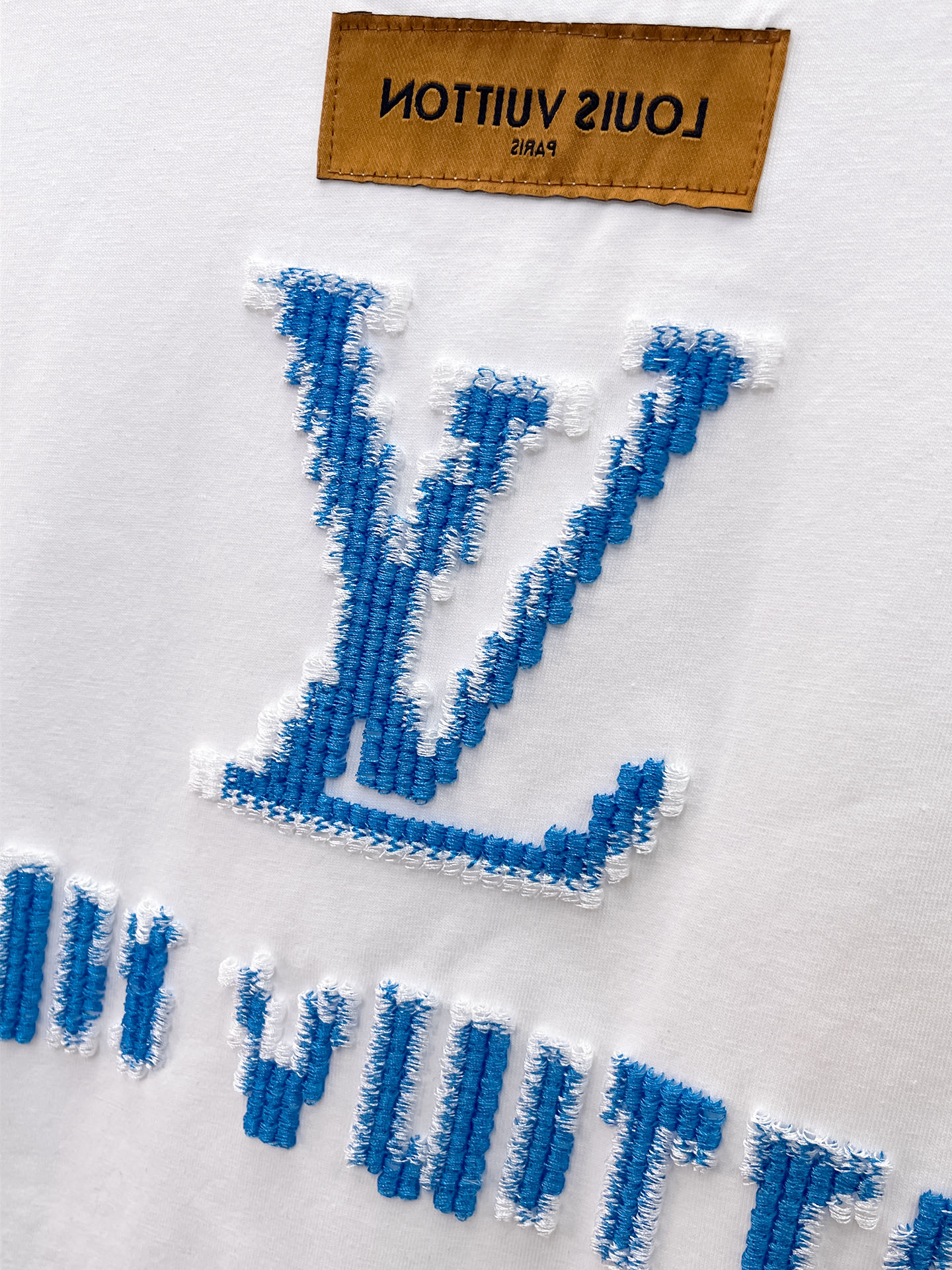 LV 高仿男款藍色LOGO刺繡短袖T恤 白色清爽款| 10 LV 高仿男款藍色LOGO刺繡短袖T恤 白色清爽款