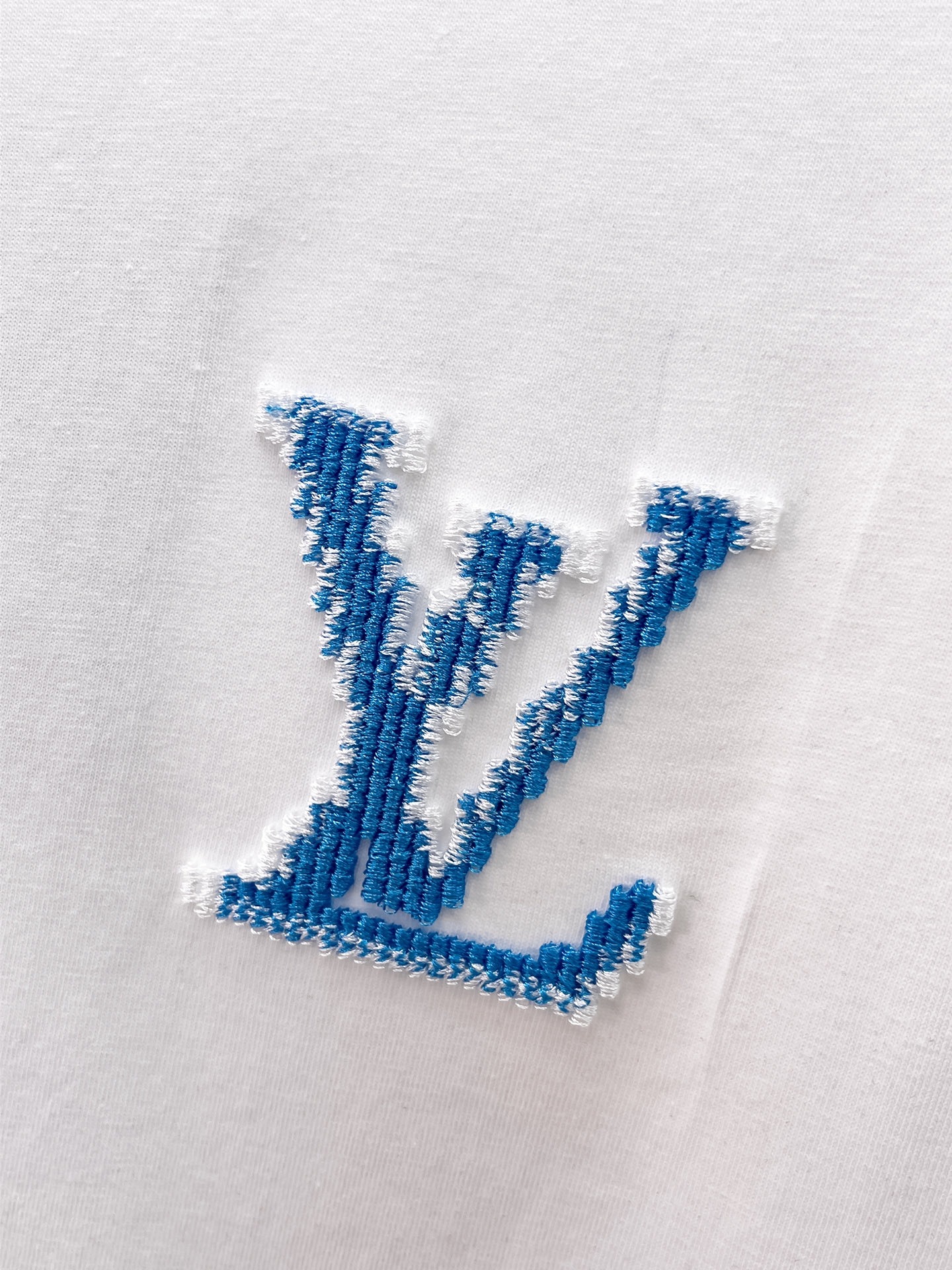 LV 高仿男款藍色LOGO刺繡短袖T恤 白色清爽款| 9 LV 高仿男款藍色LOGO刺繡短袖T恤 白色清爽款