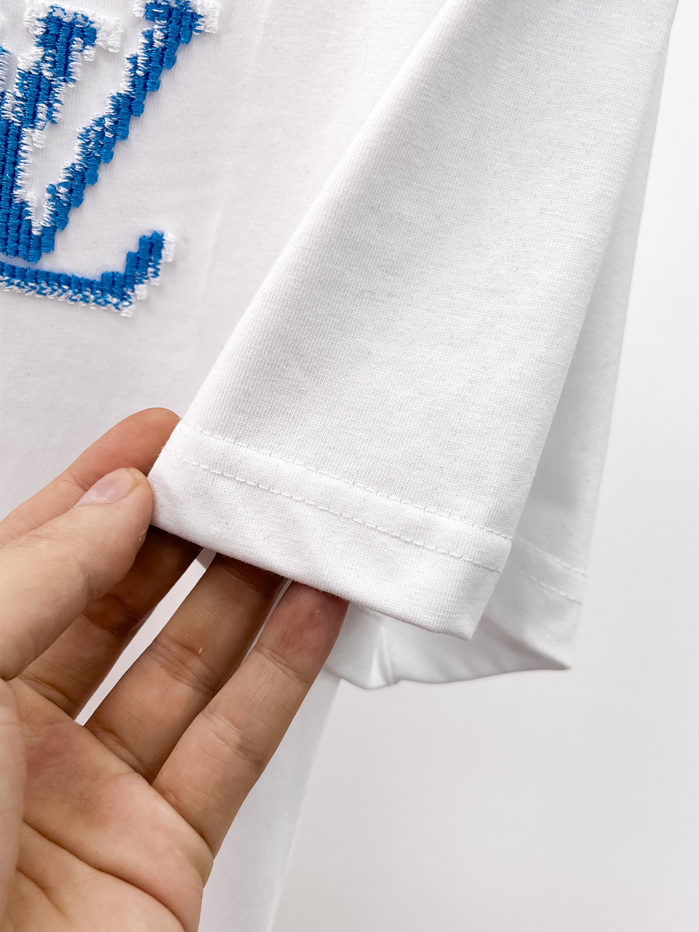 LV 高仿男款藍色LOGO刺繡短袖T恤 白色清爽款| 8 LV 高仿男款藍色LOGO刺繡短袖T恤 白色清爽款