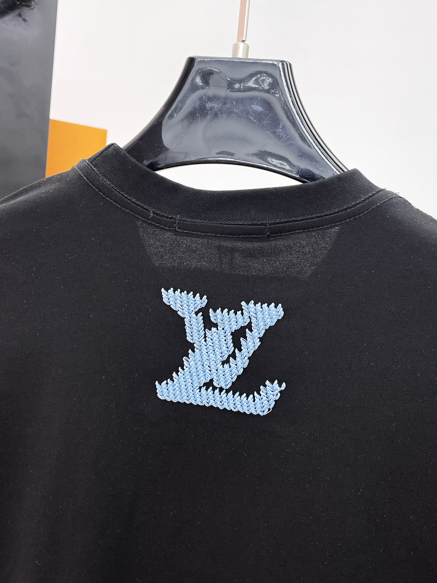 LV原單毛絨英文Logo短袖T恤黑色高端休閒上衣| 10 LV原單毛絨英文Logo短袖T恤黑色高端休閒上衣