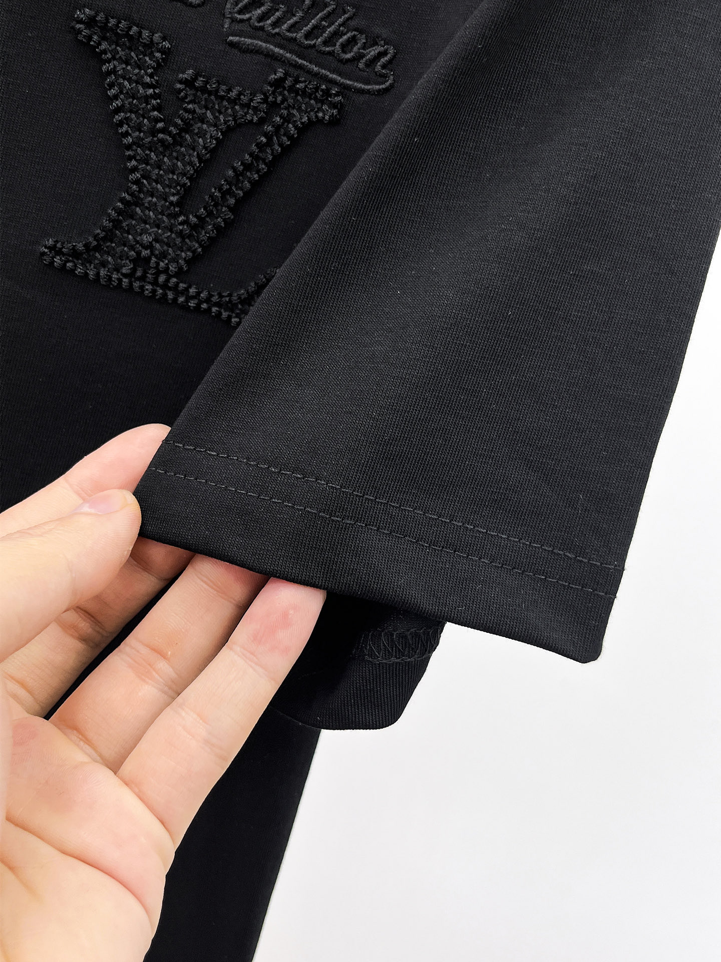 LV一比一刺繡Logo短袖T恤黑色寬鬆高端男裝| 10 LV一比一刺繡Logo短袖T恤黑色寬鬆高端男裝