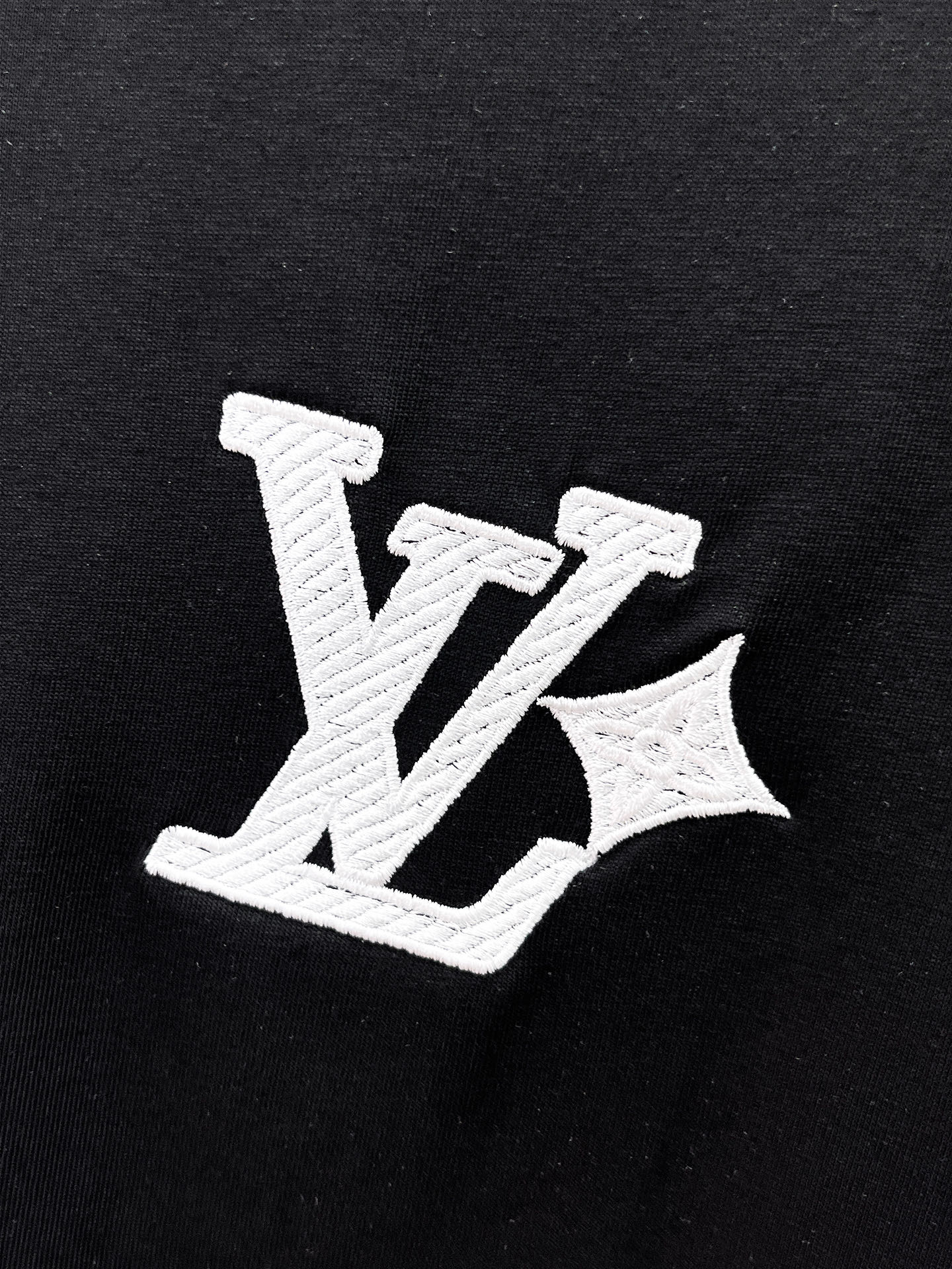 LV高仿立體字母刺繡短袖T恤黑色男士潮流上衣| 10 LV高仿立體字母刺繡短袖T恤黑色男士潮流上衣