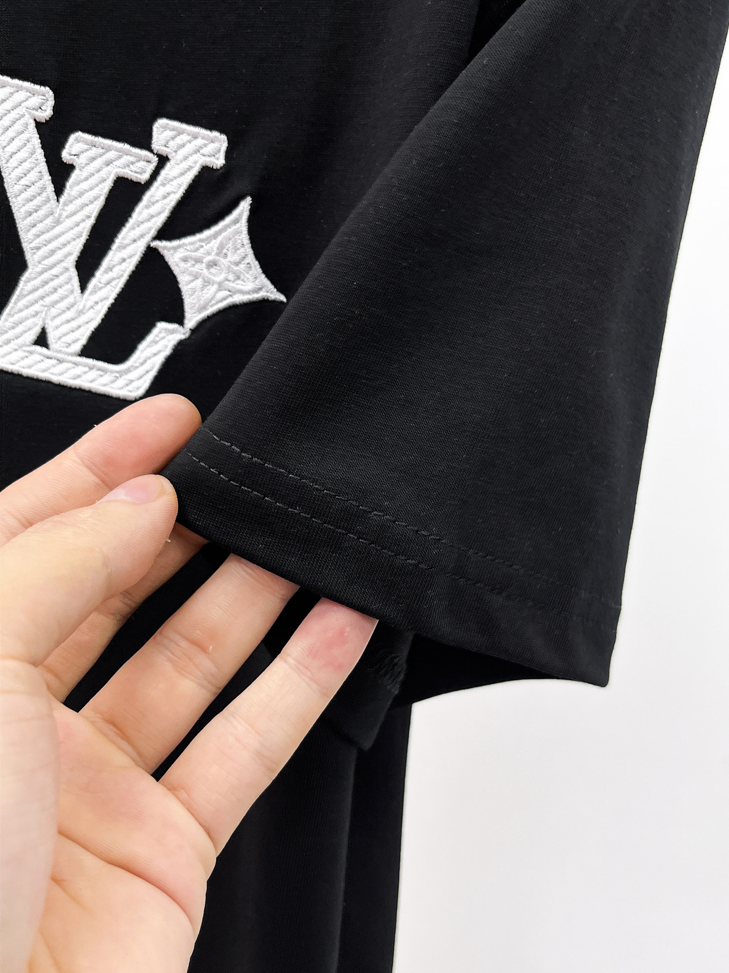LV高仿立體字母刺繡短袖T恤黑色男士潮流上衣| 9 LV高仿立體字母刺繡短袖T恤黑色男士潮流上衣
