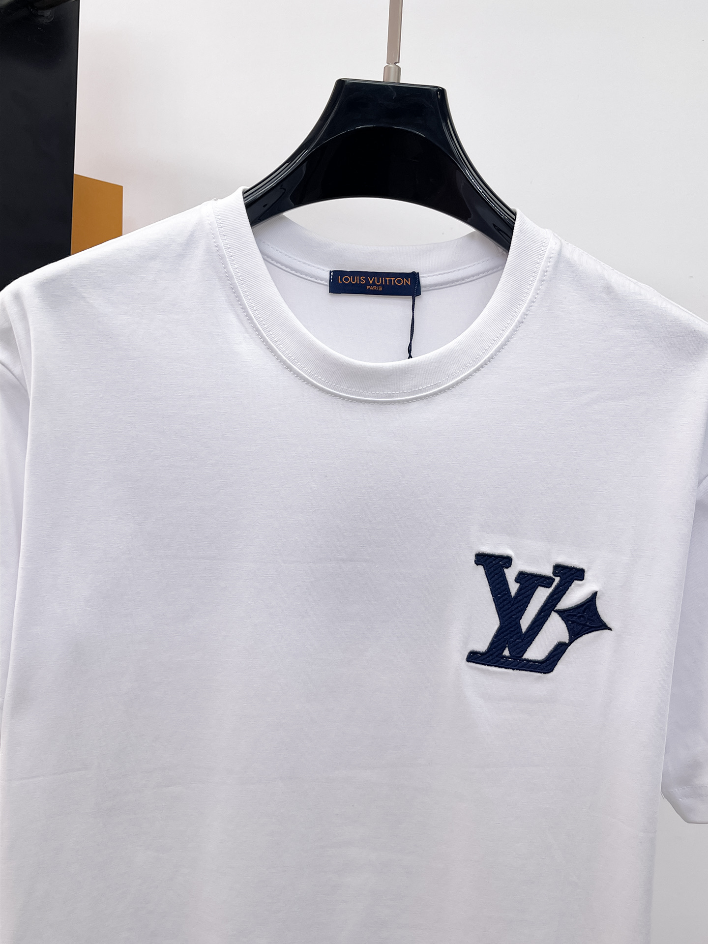 LV原單藍色刺繡Logo短袖T恤白色男士百搭上衣| 13 LV原單藍色刺繡Logo短袖T恤白色男士百搭上衣