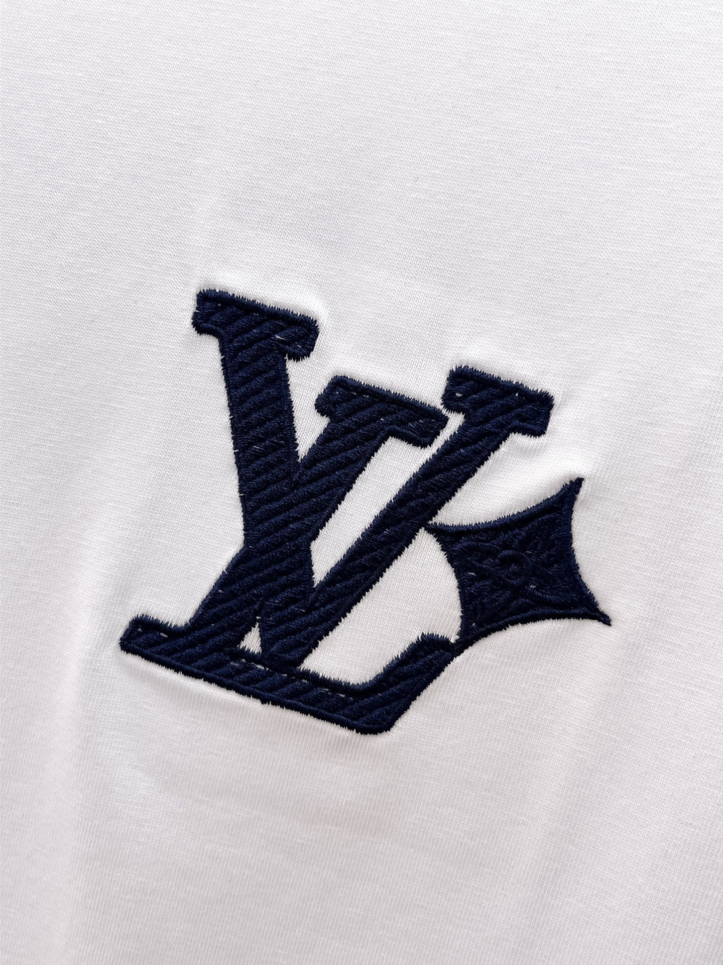 LV原單藍色刺繡Logo短袖T恤白色男士百搭上衣| 11 LV原單藍色刺繡Logo短袖T恤白色男士百搭上衣
