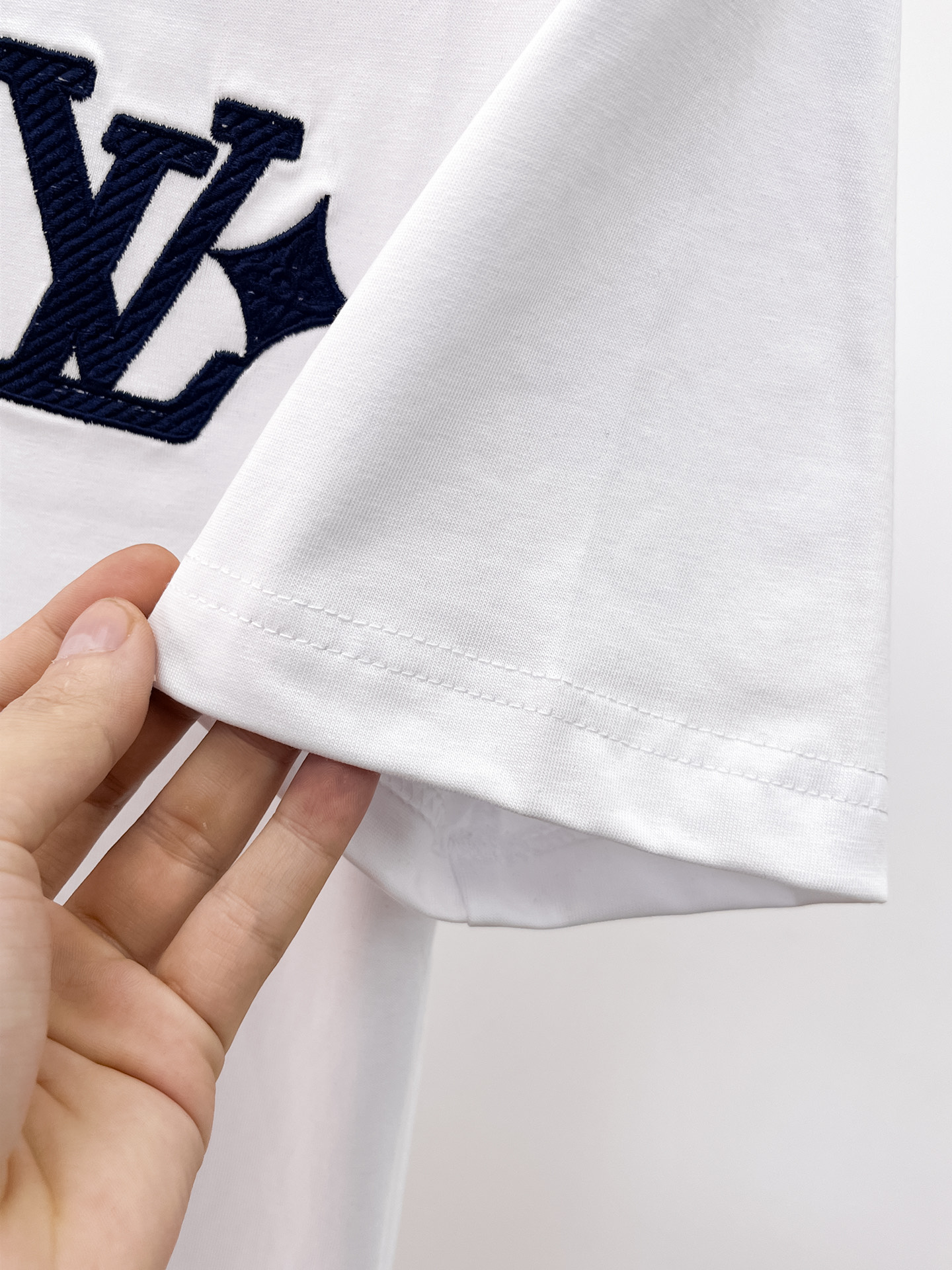 LV原單藍色刺繡Logo短袖T恤白色男士百搭上衣| 9 LV原單藍色刺繡Logo短袖T恤白色男士百搭上衣