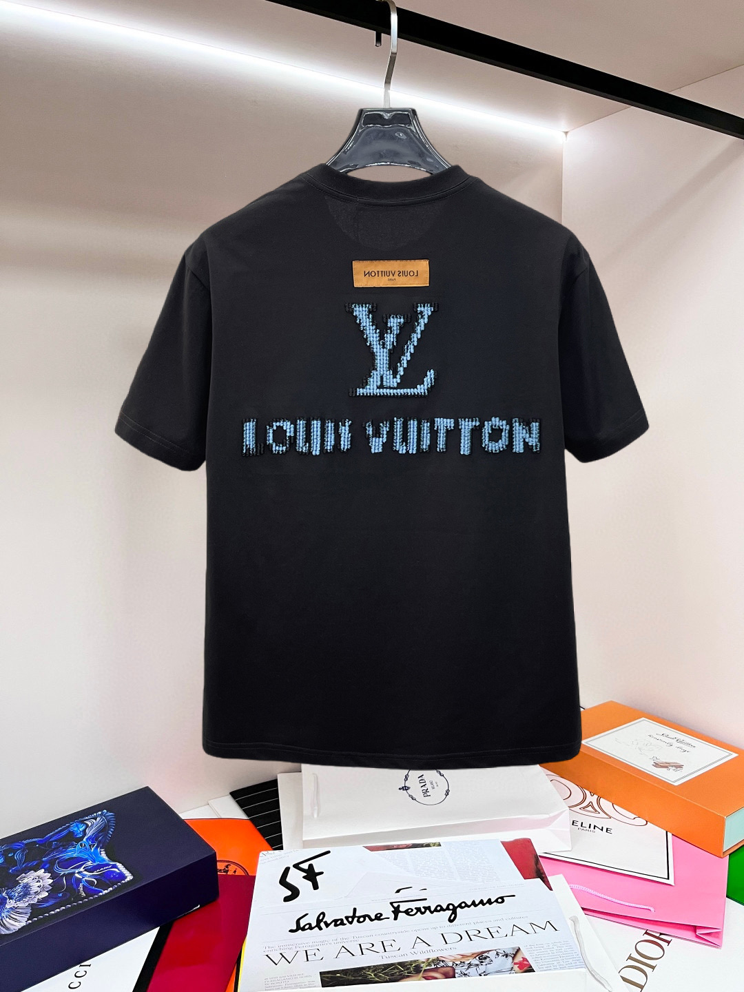 LV高仿藍色字母刺繡短袖T恤黑色男士潮流上衣| 14 LV高仿藍色字母刺繡短袖T恤黑色男士潮流上衣