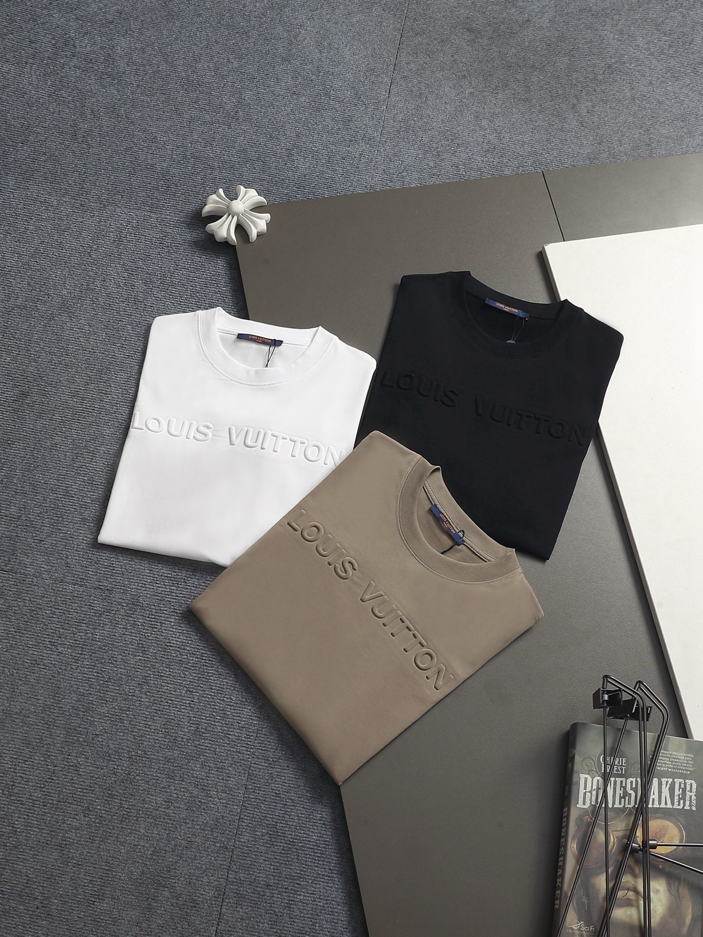 LV 原單男款立體Logo短袖T恤 極簡百搭休閒款| 15 LV 原單男款立體Logo短袖T恤 極簡百搭休閒款