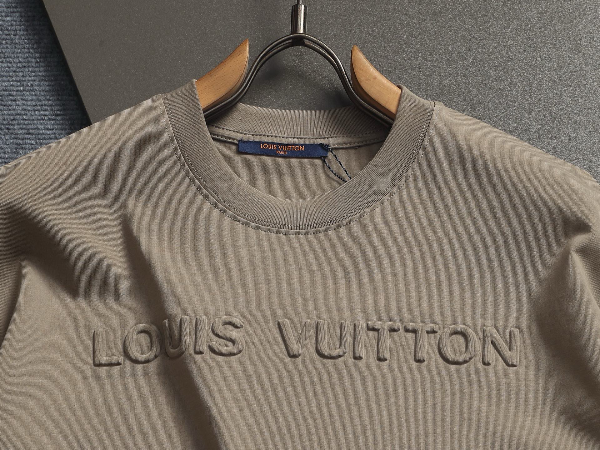 LV 原單男款立體Logo短袖T恤 極簡百搭休閒款| 14 LV 原單男款立體Logo短袖T恤 極簡百搭休閒款