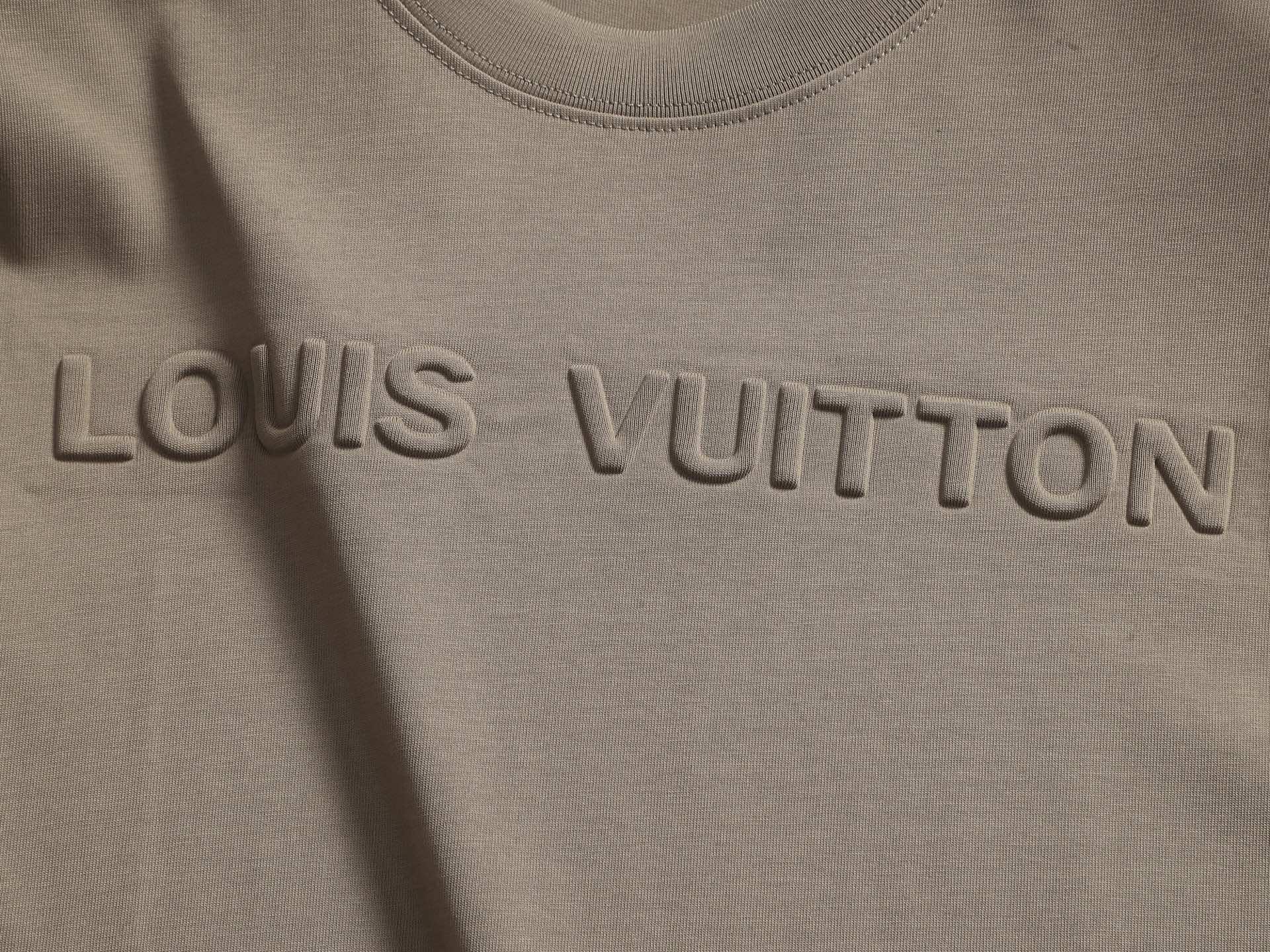 LV 原單男款立體Logo短袖T恤 極簡百搭休閒款| 12 LV 原單男款立體Logo短袖T恤 極簡百搭休閒款
