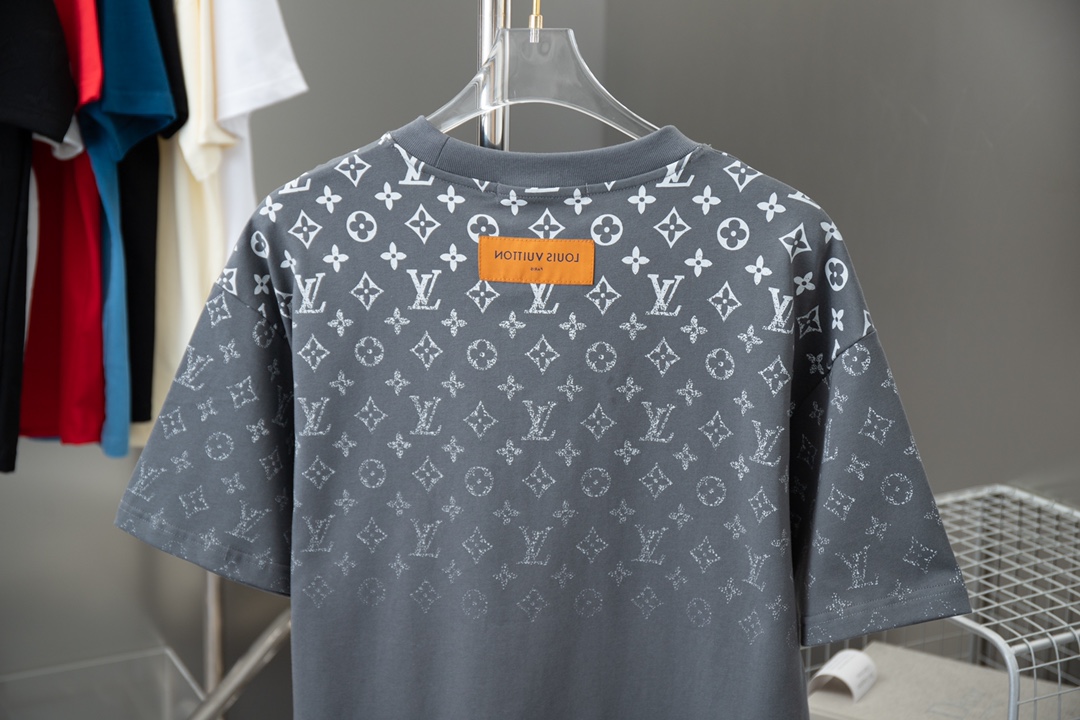 LV 一比一男款滿版Monogram短袖T恤 高級質感百搭款| 8 LV 一比一男款滿版Monogram短袖T恤 高級質感百搭款