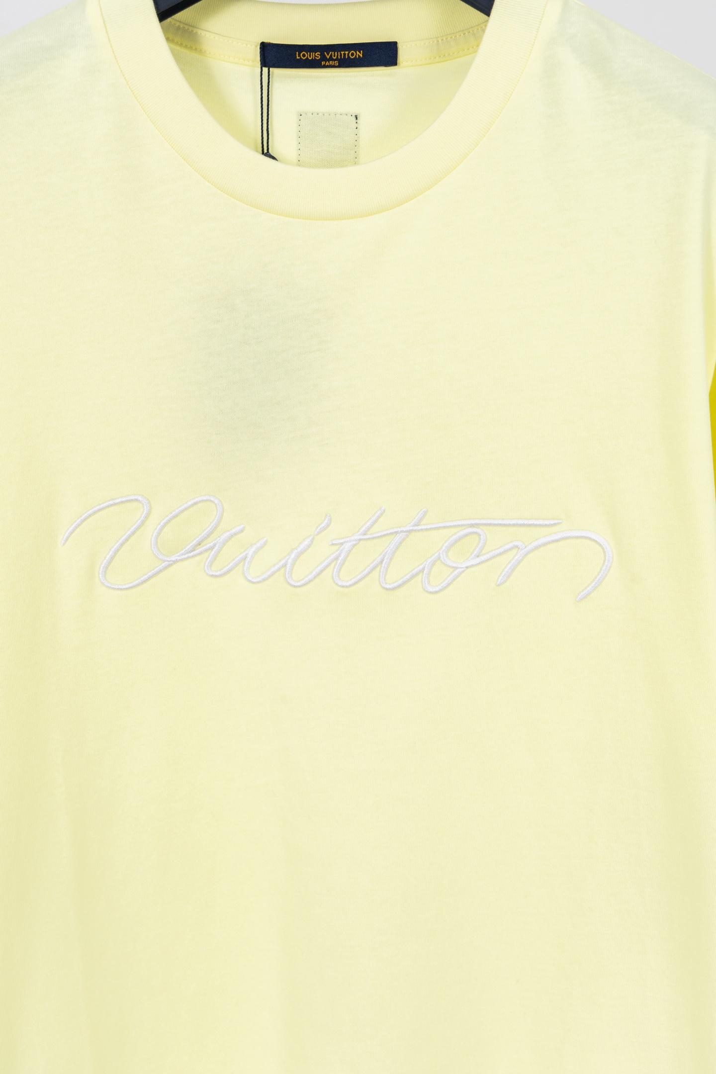 LV 高仿男款刺繡Logo短袖T恤 淺黃色時尚款| 9 LV 高仿男款刺繡Logo短袖T恤 淺黃色時尚款