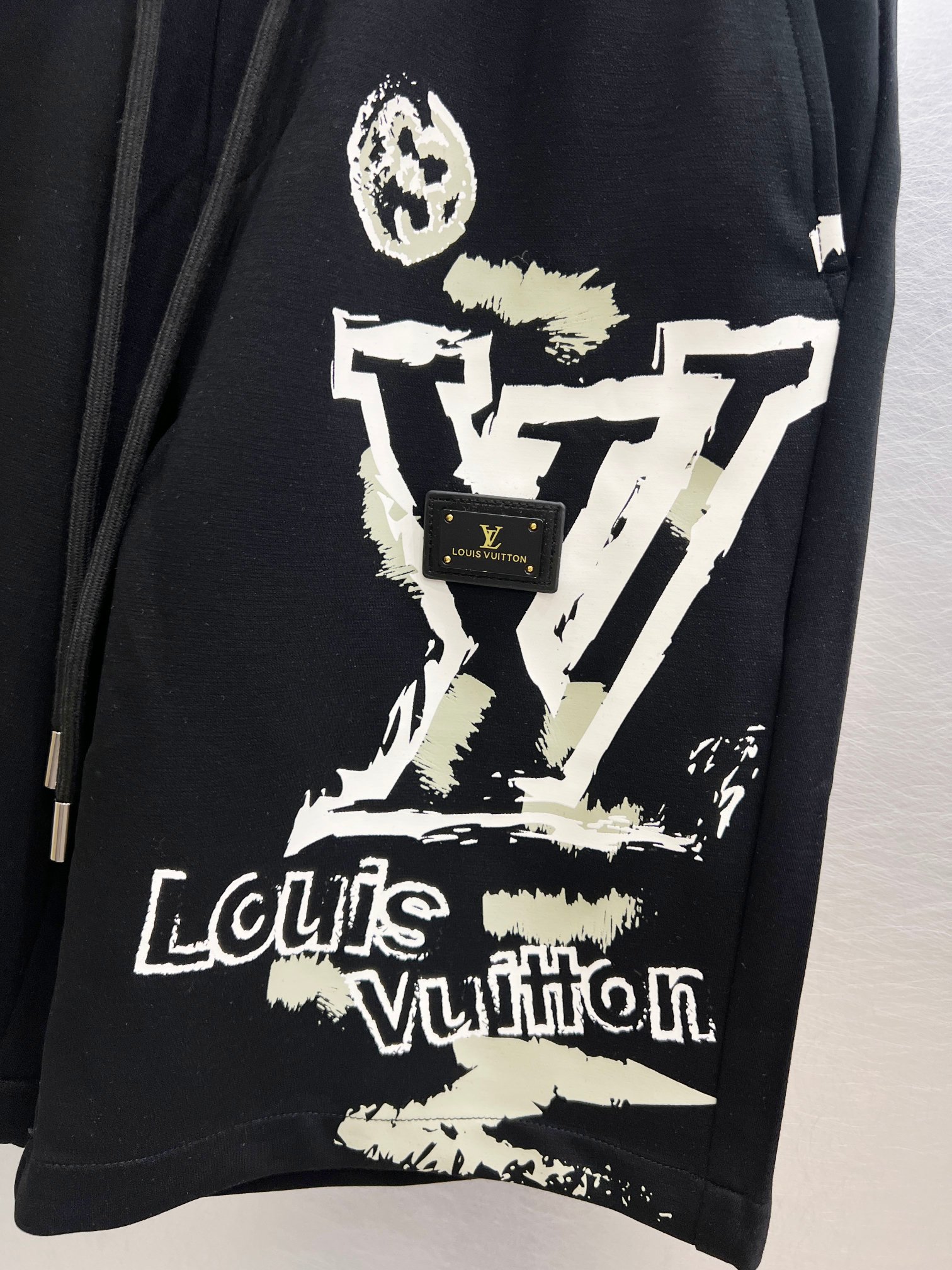 LV原單塗鴉印花短褲 潮流字母圖案男士運動五分褲 黑色款| 7 LV原單塗鴉印花短褲 潮流字母圖案男士運動五分褲 黑色款