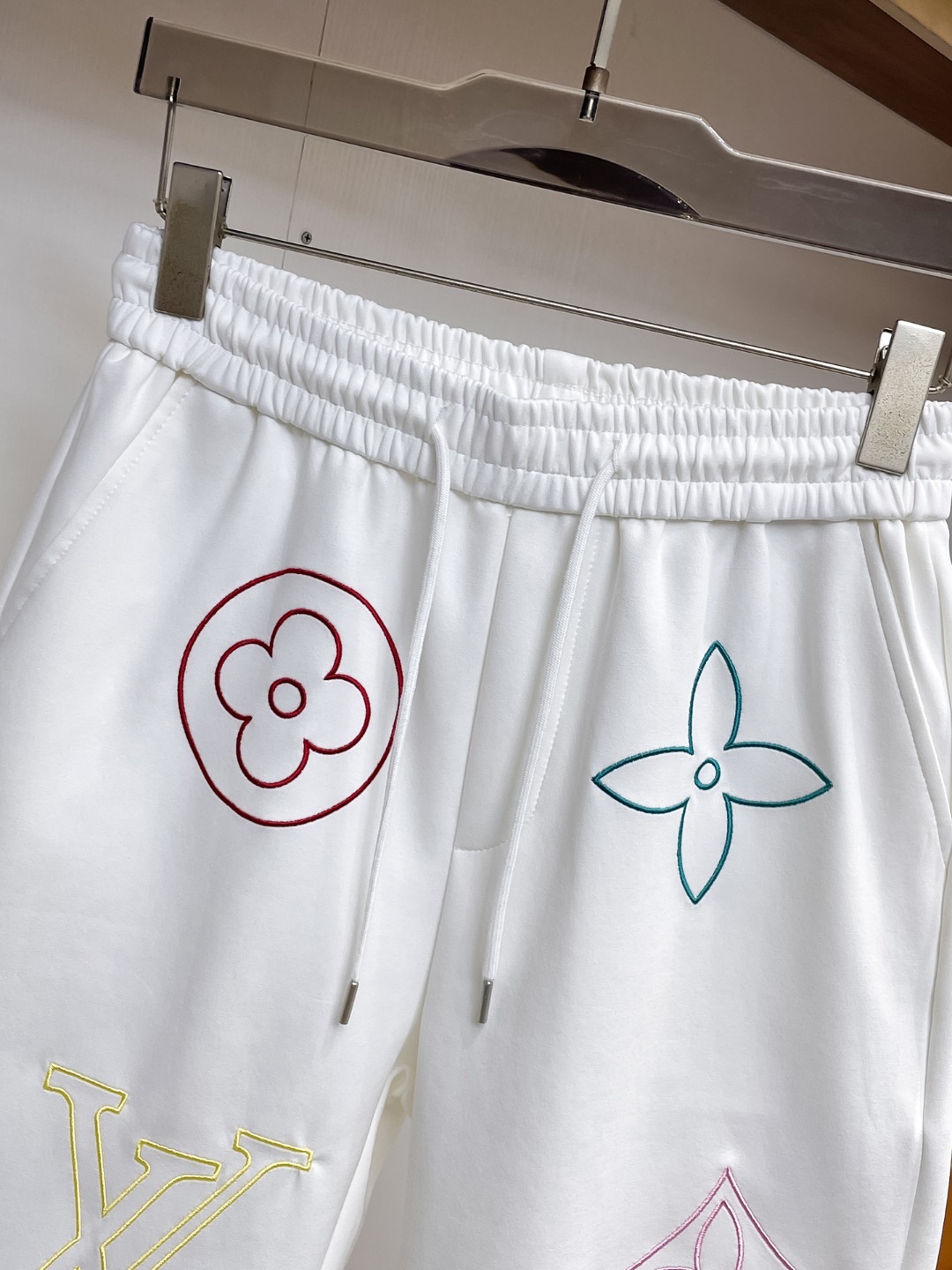 LV高仿刺繡老花短褲 經典圖案設計男士休閒運動五分褲 白色| 13 LV高仿刺繡老花短褲 經典圖案設計男士休閒運動五分褲 白色