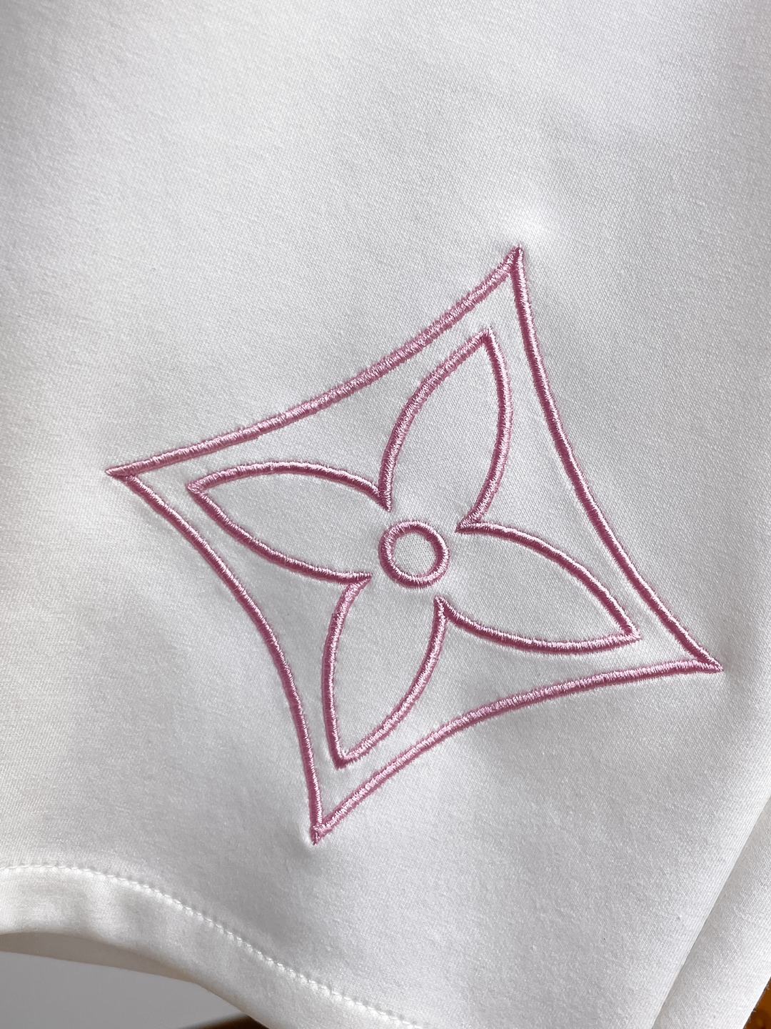 LV高仿刺繡老花短褲 經典圖案設計男士休閒運動五分褲 白色| 8 LV高仿刺繡老花短褲 經典圖案設計男士休閒運動五分褲 白色