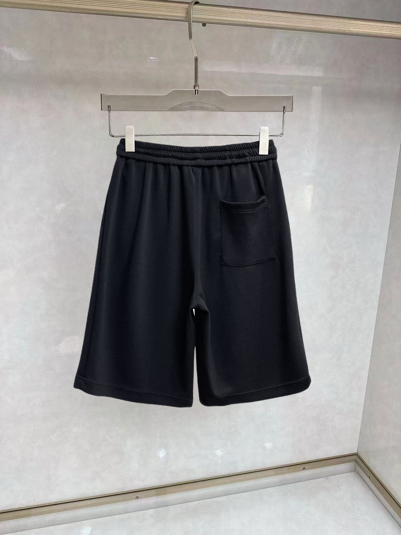 LV高仿彩色刺繡短褲 多元素LOGO設計男士運動五分褲 黑色| 14 LV高仿彩色刺繡短褲 多元素LOGO設計男士運動五分褲 黑色