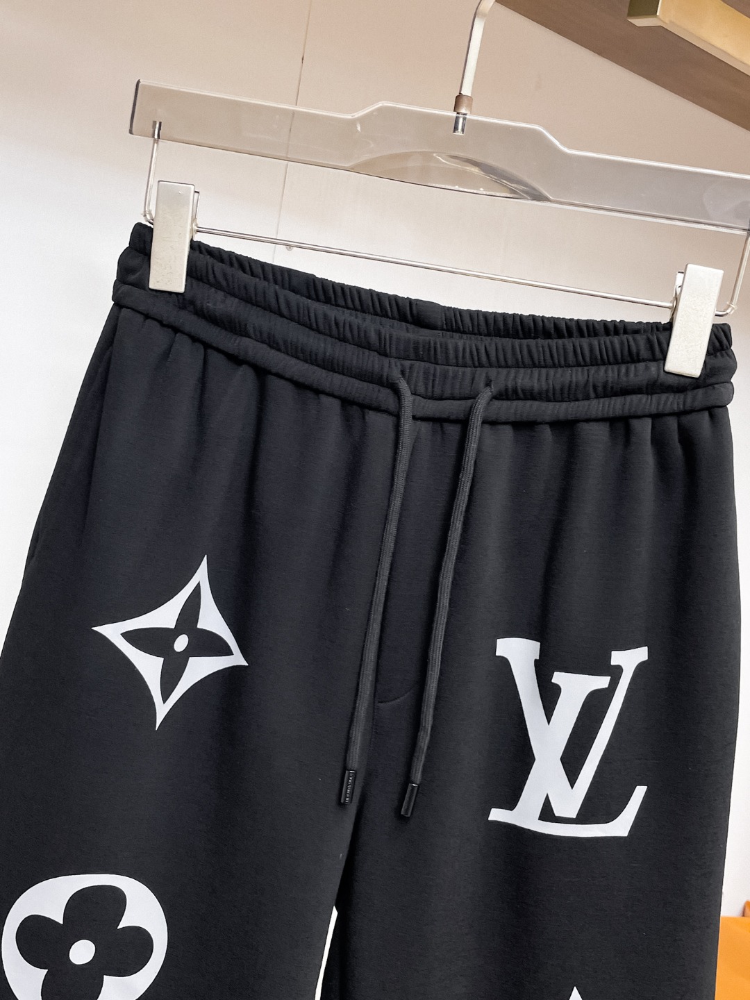 LV高仿彩色刺繡短褲 多元素LOGO設計男士運動五分褲 黑色| 13 LV高仿彩色刺繡短褲 多元素LOGO設計男士運動五分褲 黑色