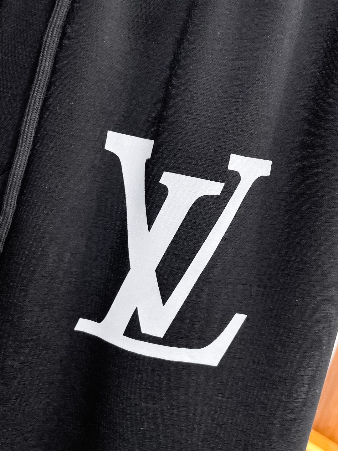 LV高仿彩色刺繡短褲 多元素LOGO設計男士運動五分褲 黑色| 11 LV高仿彩色刺繡短褲 多元素LOGO設計男士運動五分褲 黑色