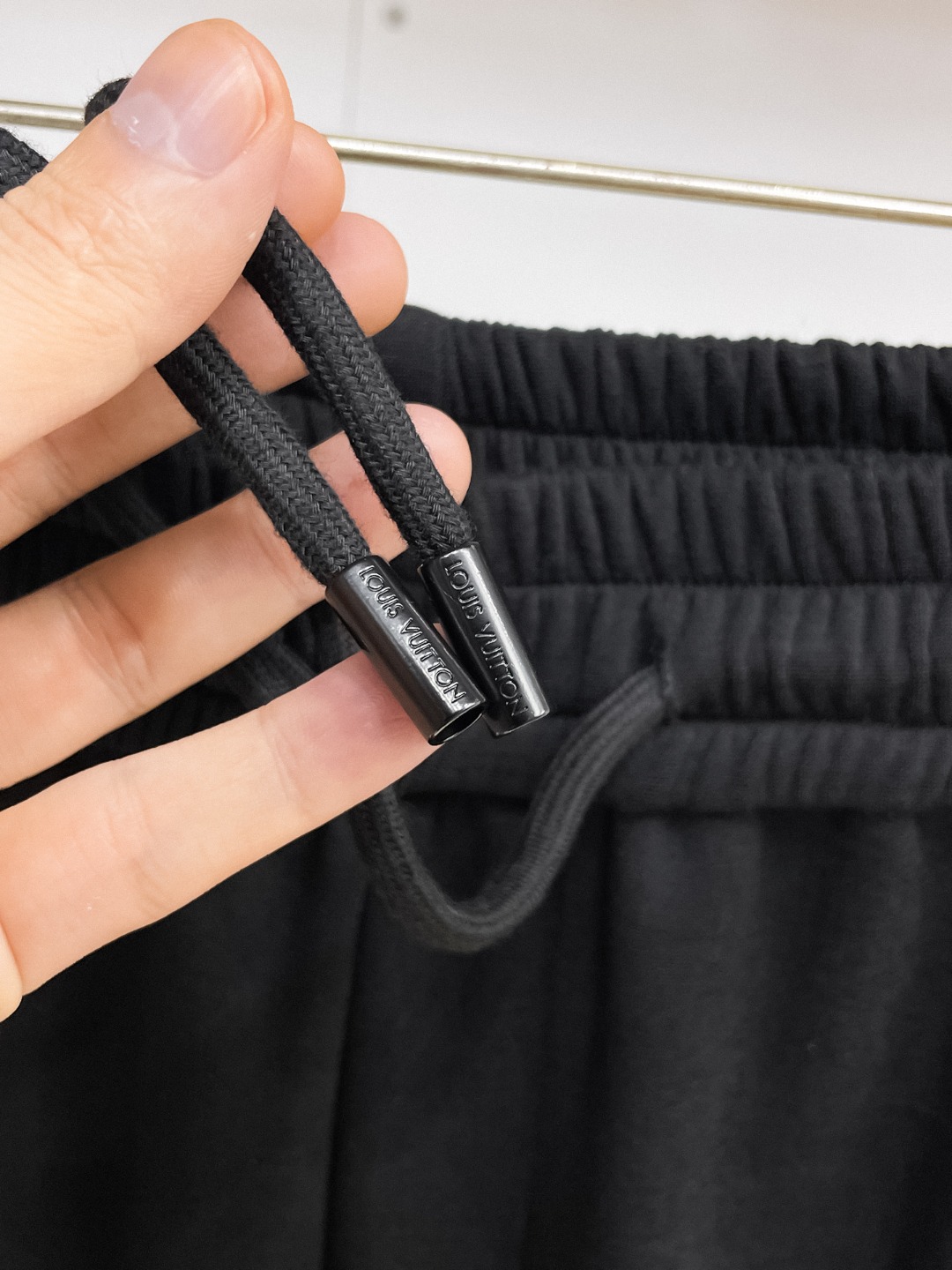 LV高仿彩色刺繡短褲 多元素LOGO設計男士運動五分褲 黑色| 7 LV高仿彩色刺繡短褲 多元素LOGO設計男士運動五分褲 黑色